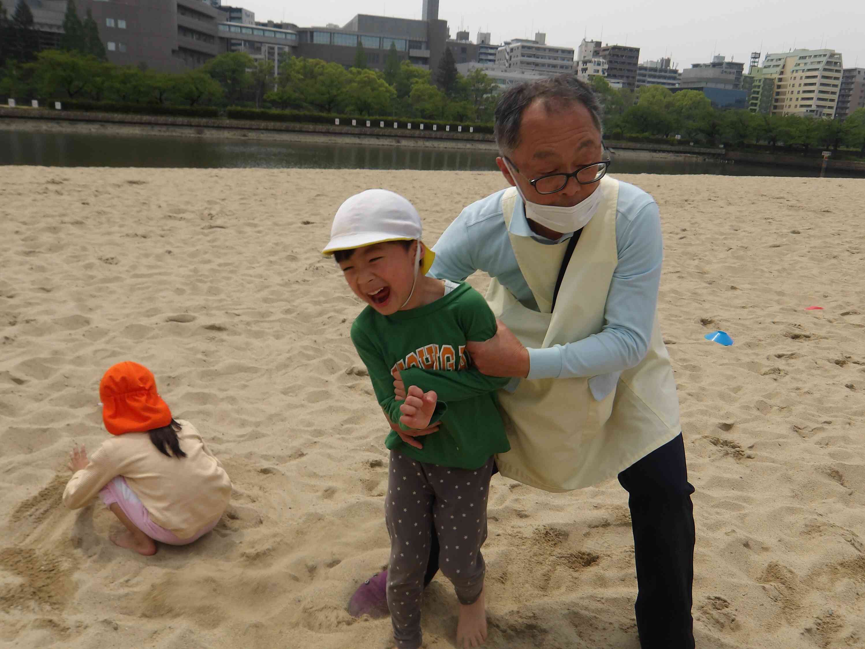 裸足になって砂浜で　先生と相撲だよ　のこったのこった