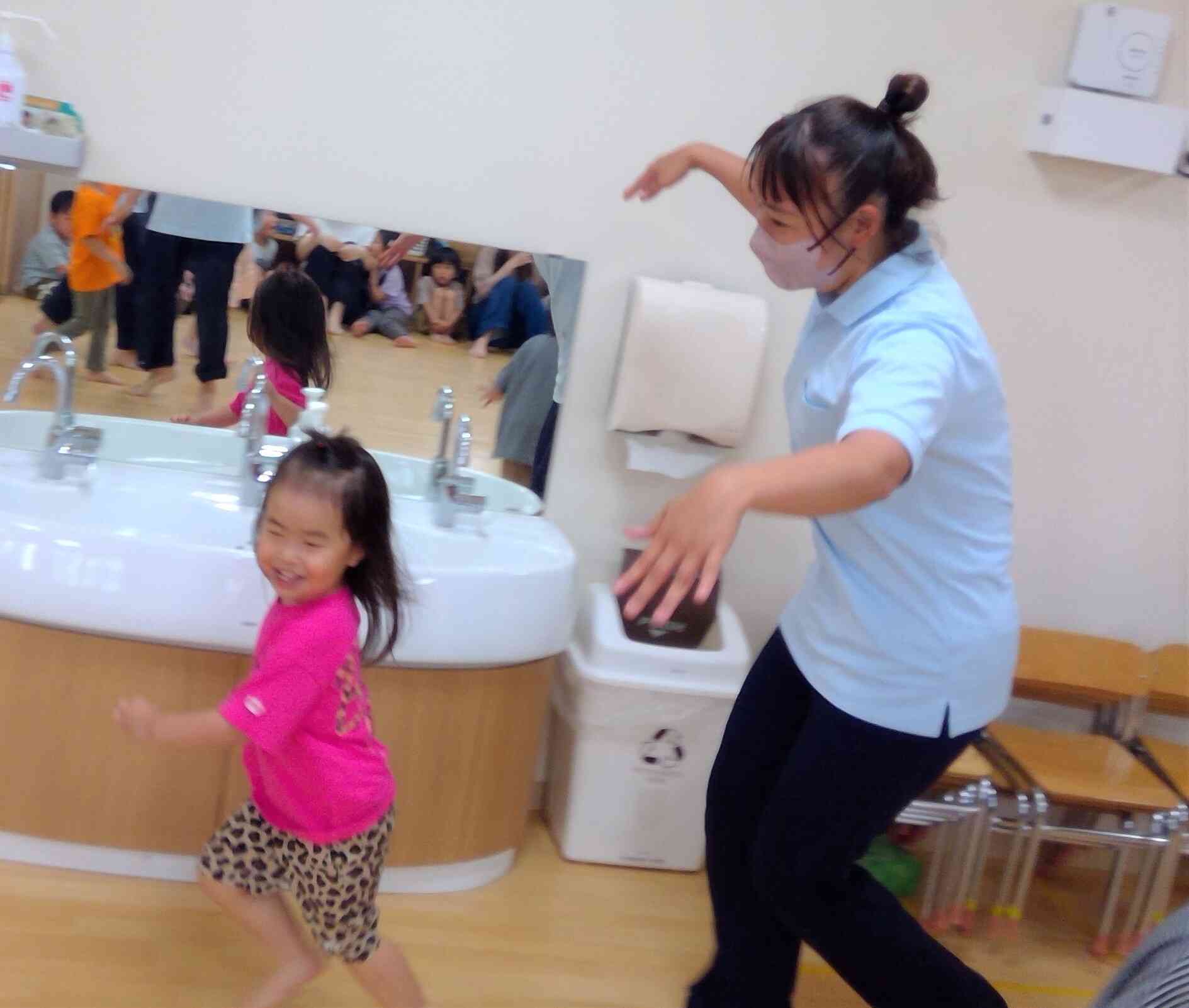 ちょうちょになりきって…先生に追いかけられるの楽しい！