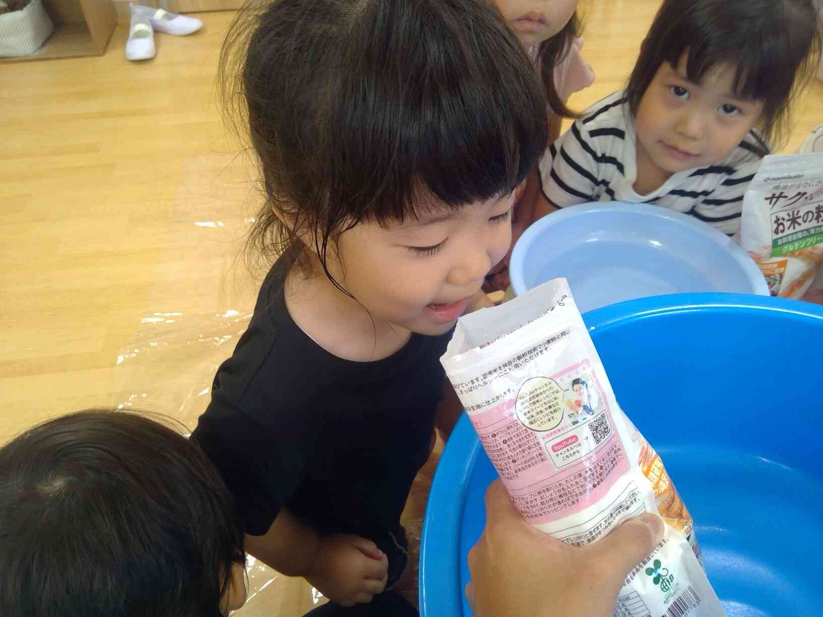 米粉粘土で遊んだよ！（3歳児）