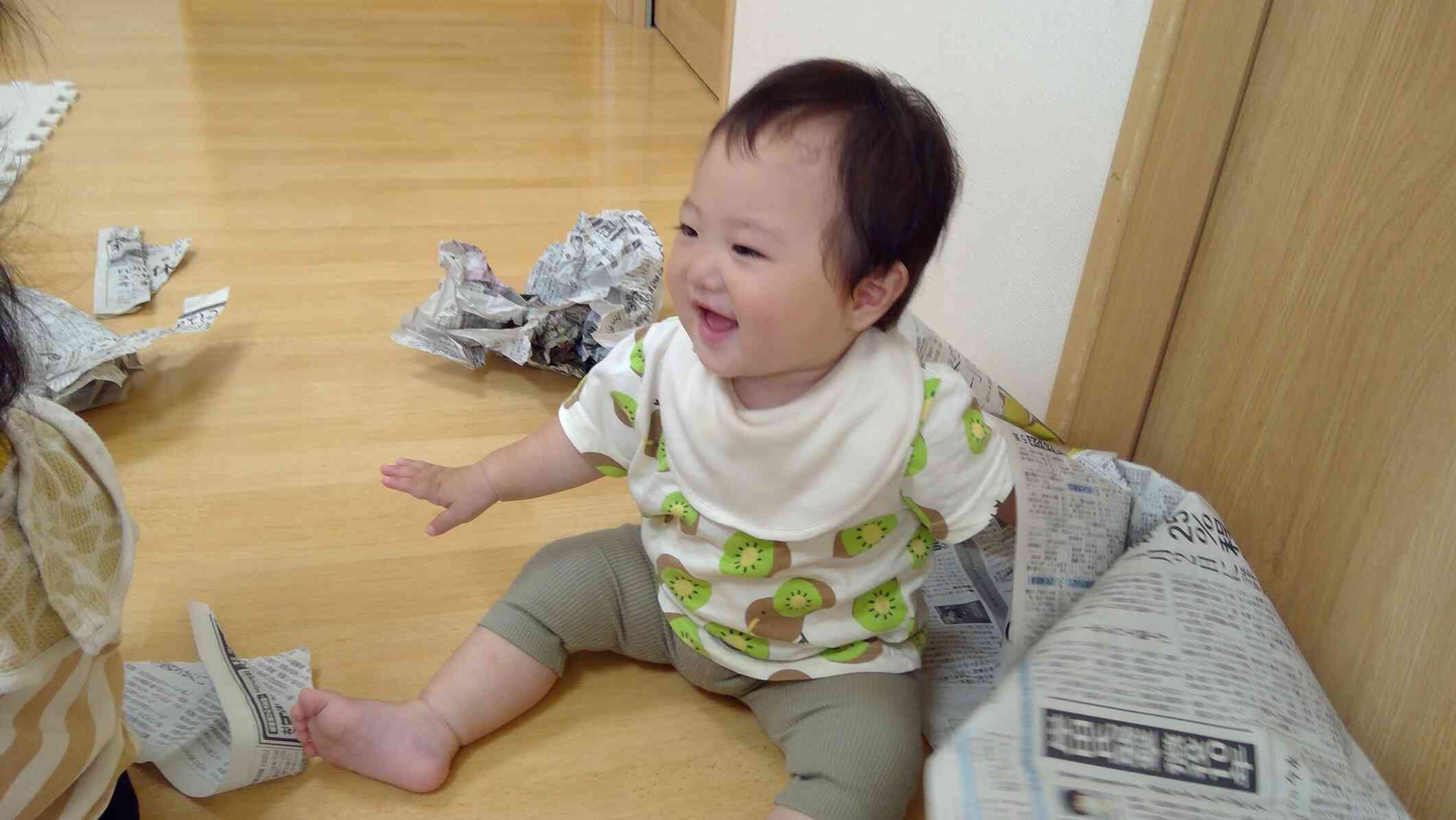 新聞あそび（0歳児）