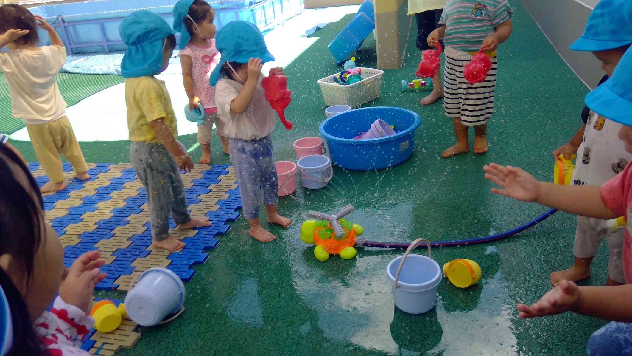 水遊びをしたよ（1歳児）