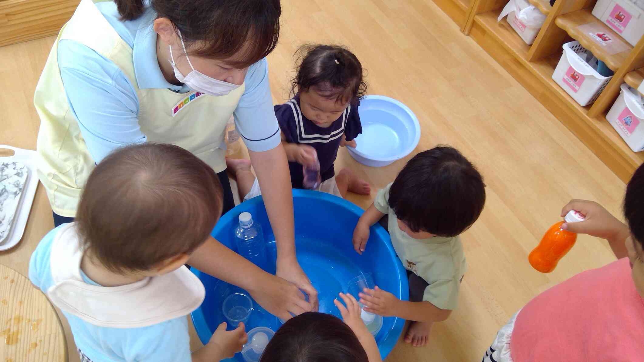 色水遊びをしたよ（1歳児）