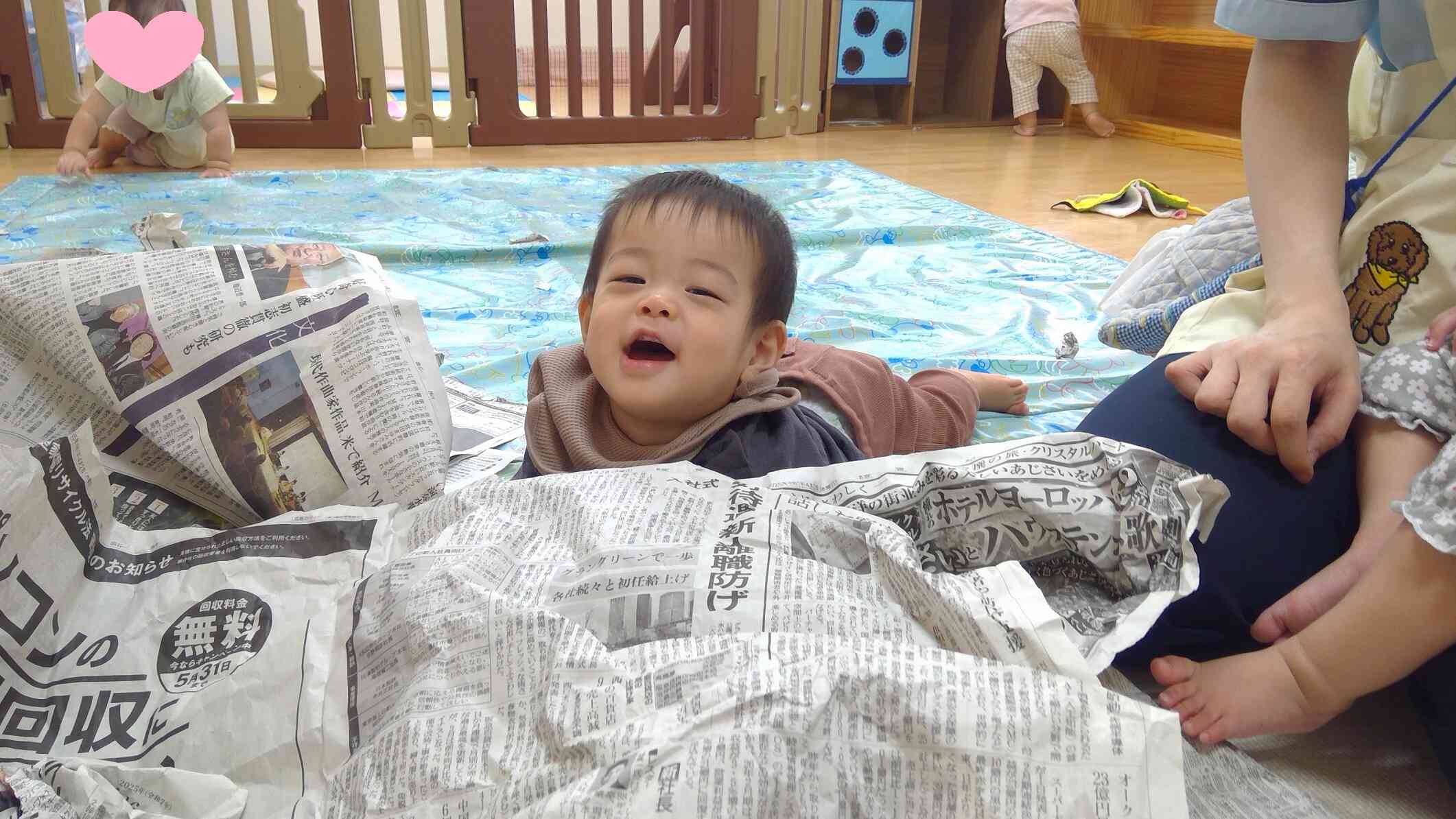 新聞びりびり（0歳児）