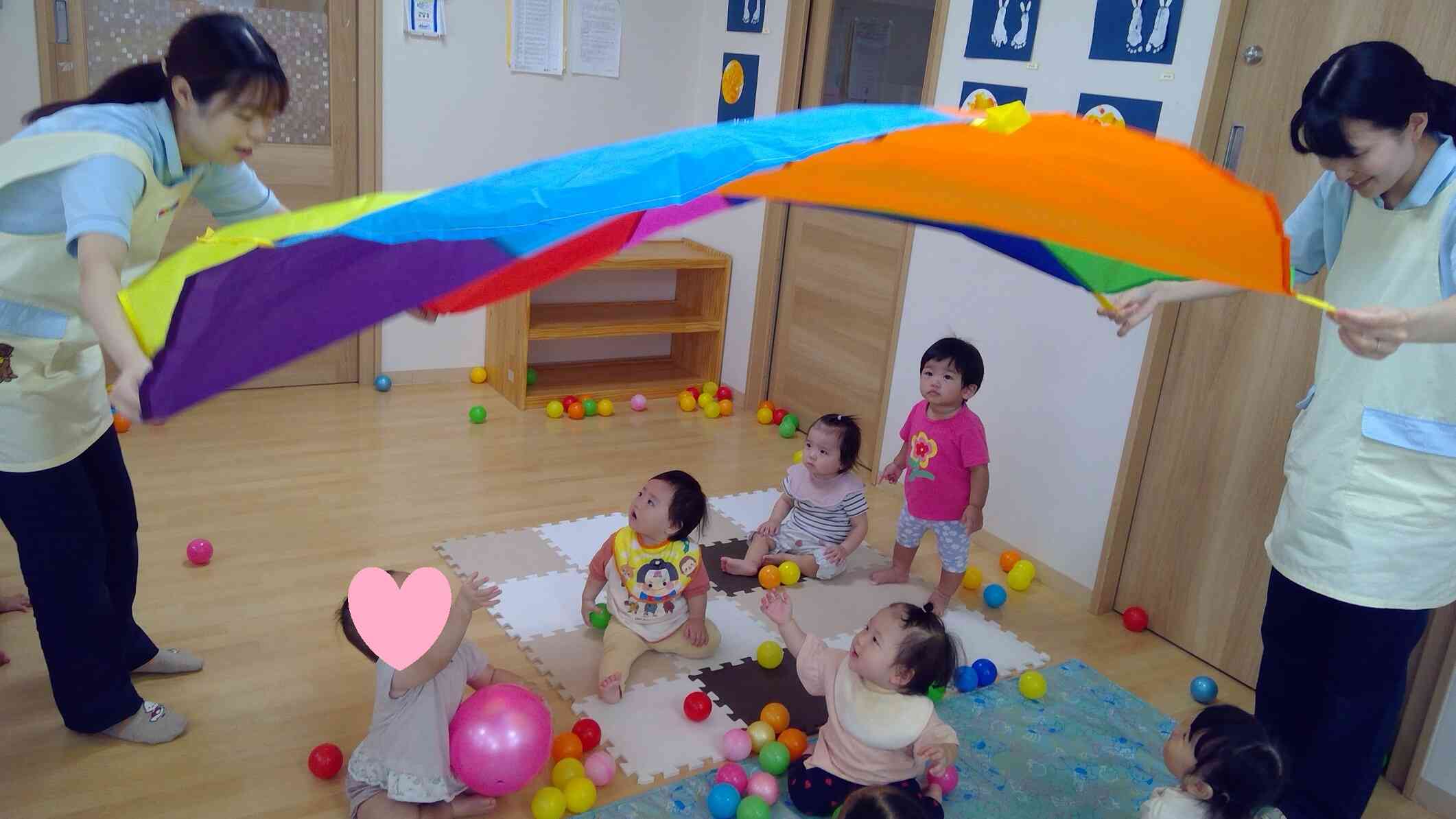 パラバルーン遊び(0歳児)