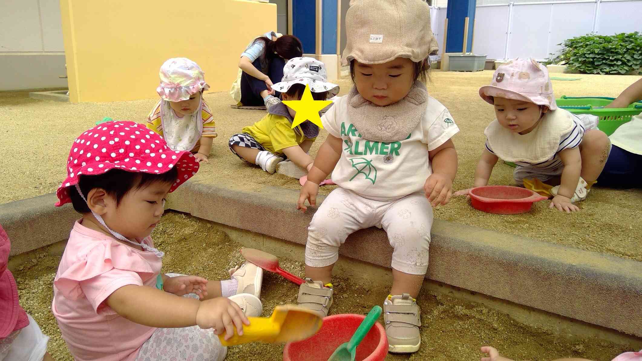 スコップで砂をすくえるよ