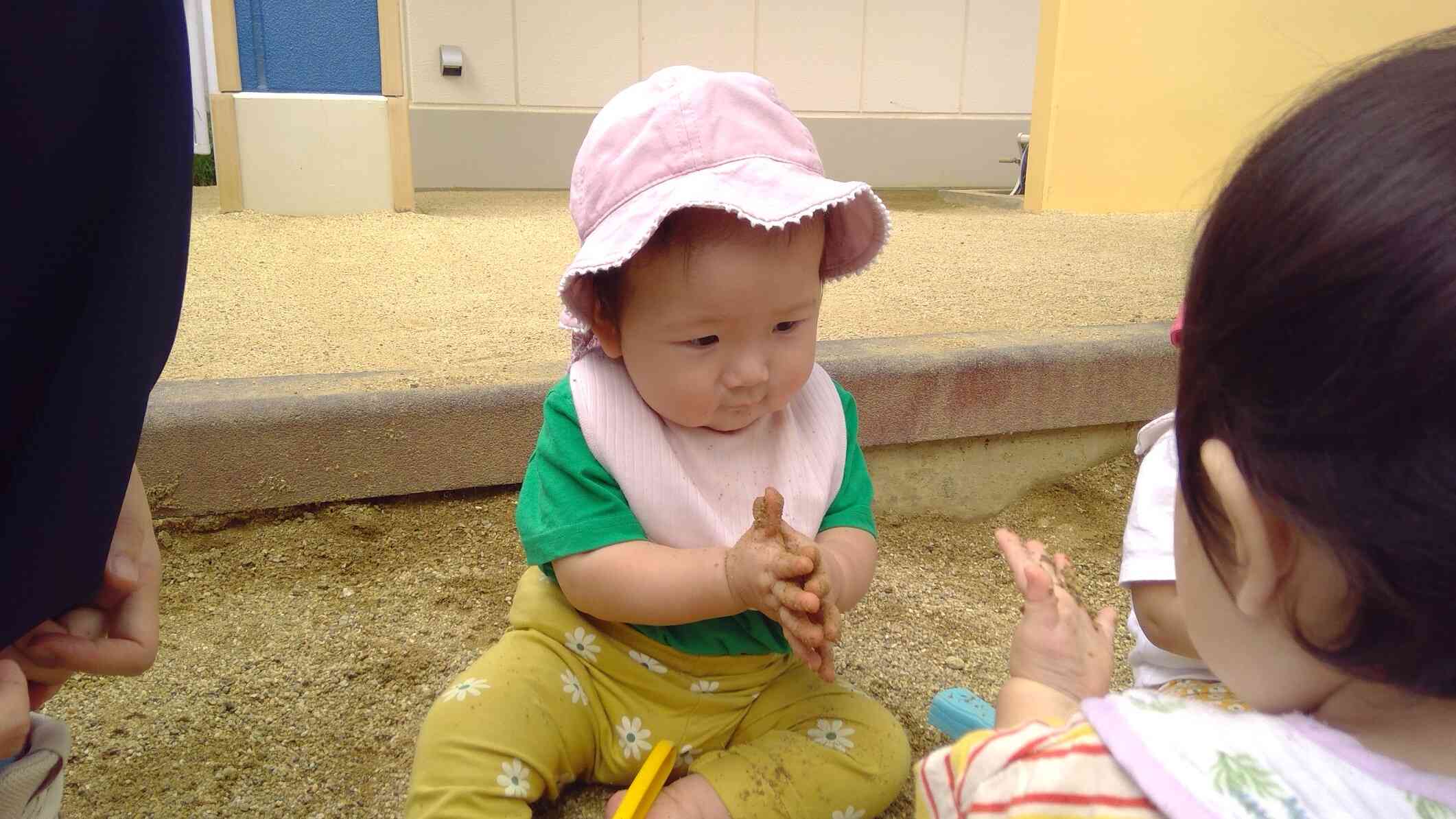 砂遊び(0歳児)
