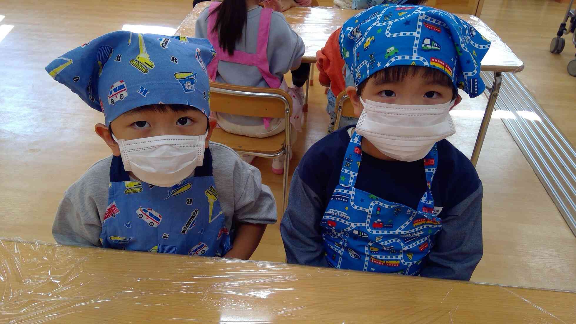 エプロンをつけてこれから始まるクッキングにどきどき☆