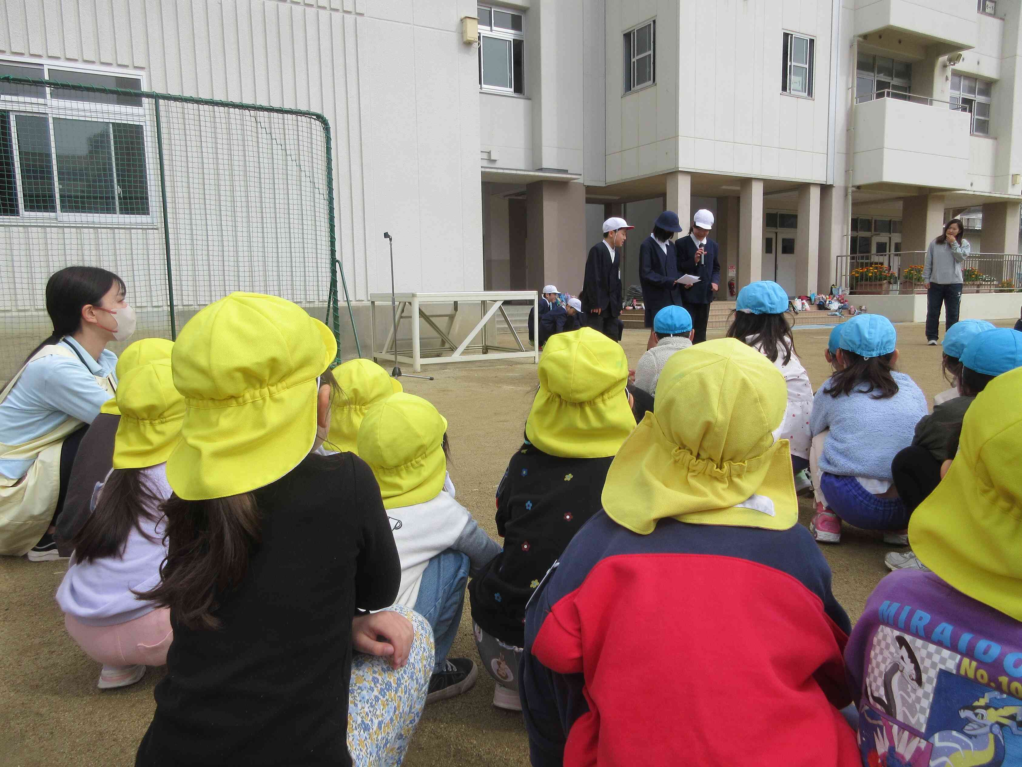 小学生たちが説明してくれることをしっかり聞いていました！