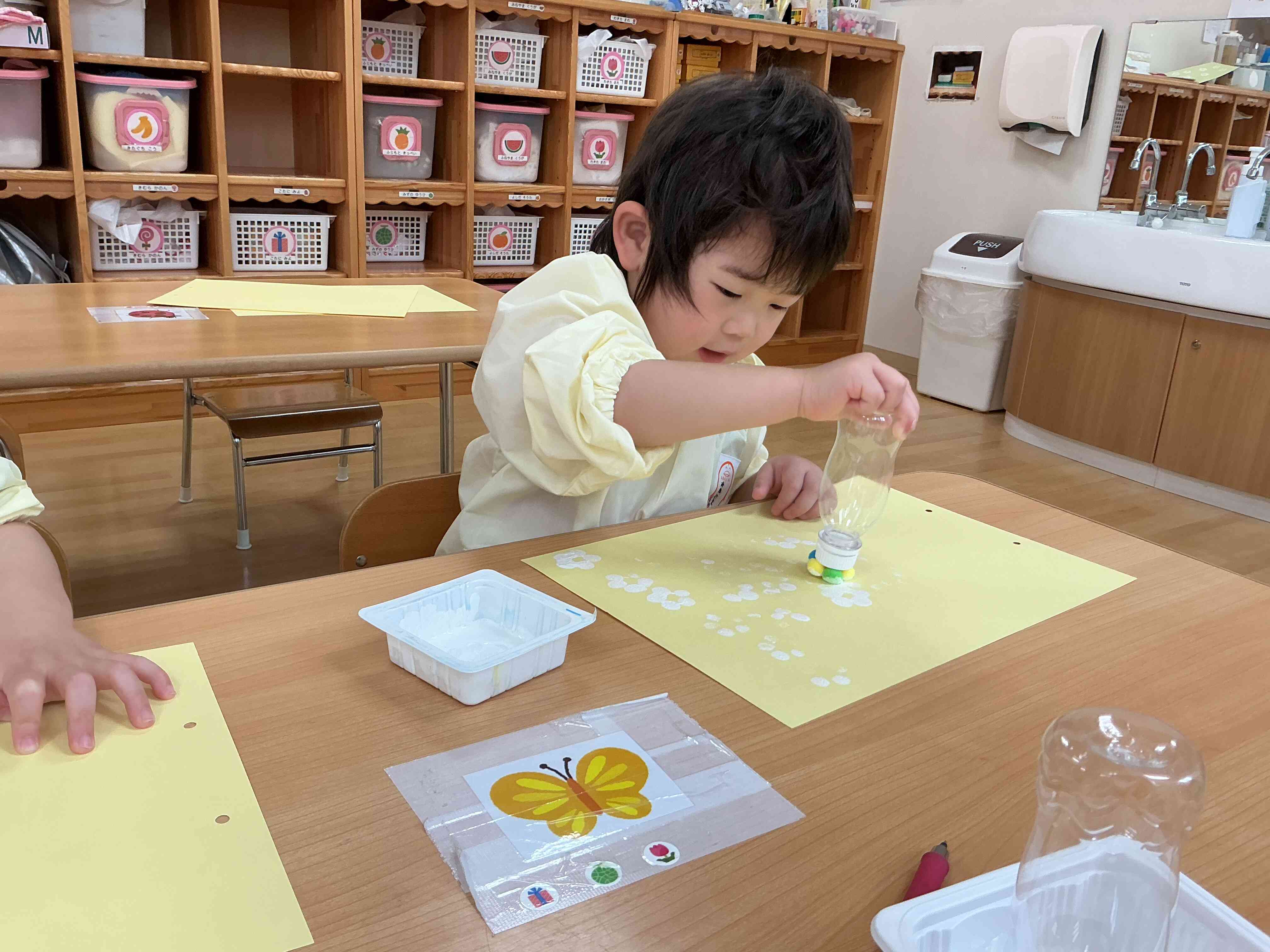 いちごのお花はスタンプしたよ
