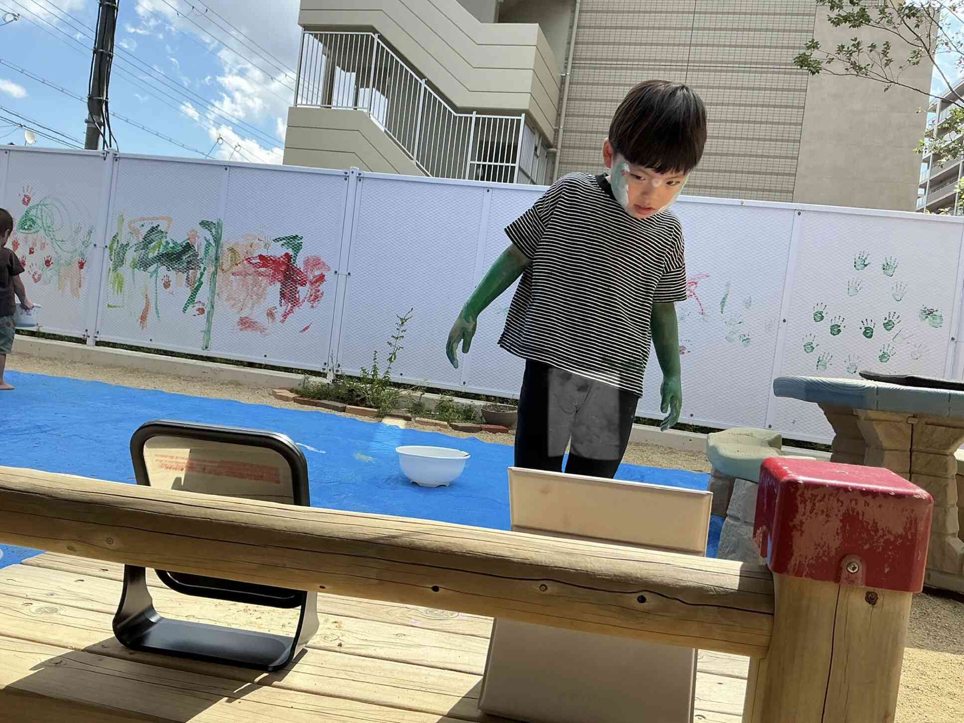 鏡をのぞくと、、、みどりおばけだぁ〜