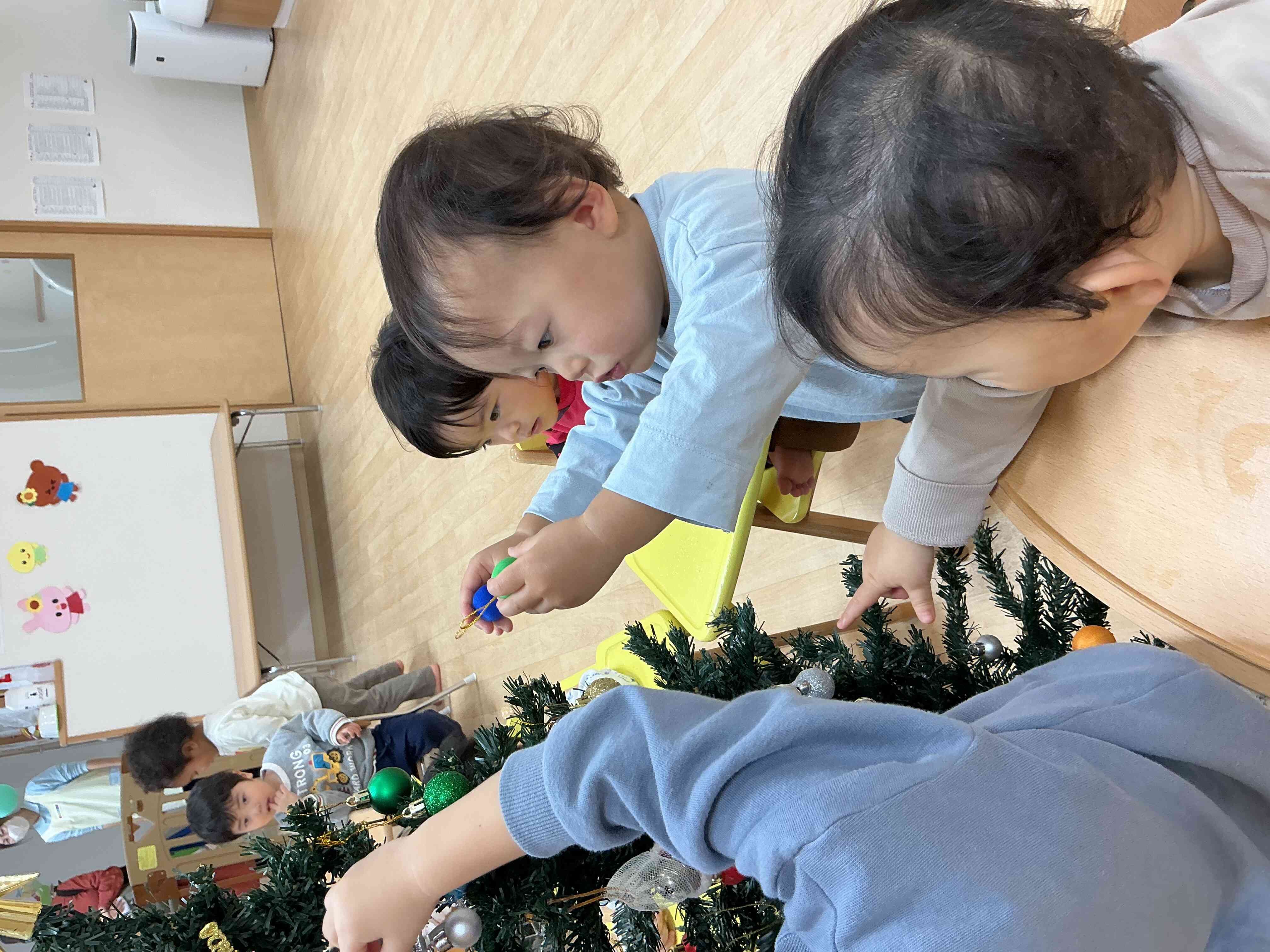 *クリスマスツリーの飾りつけ*