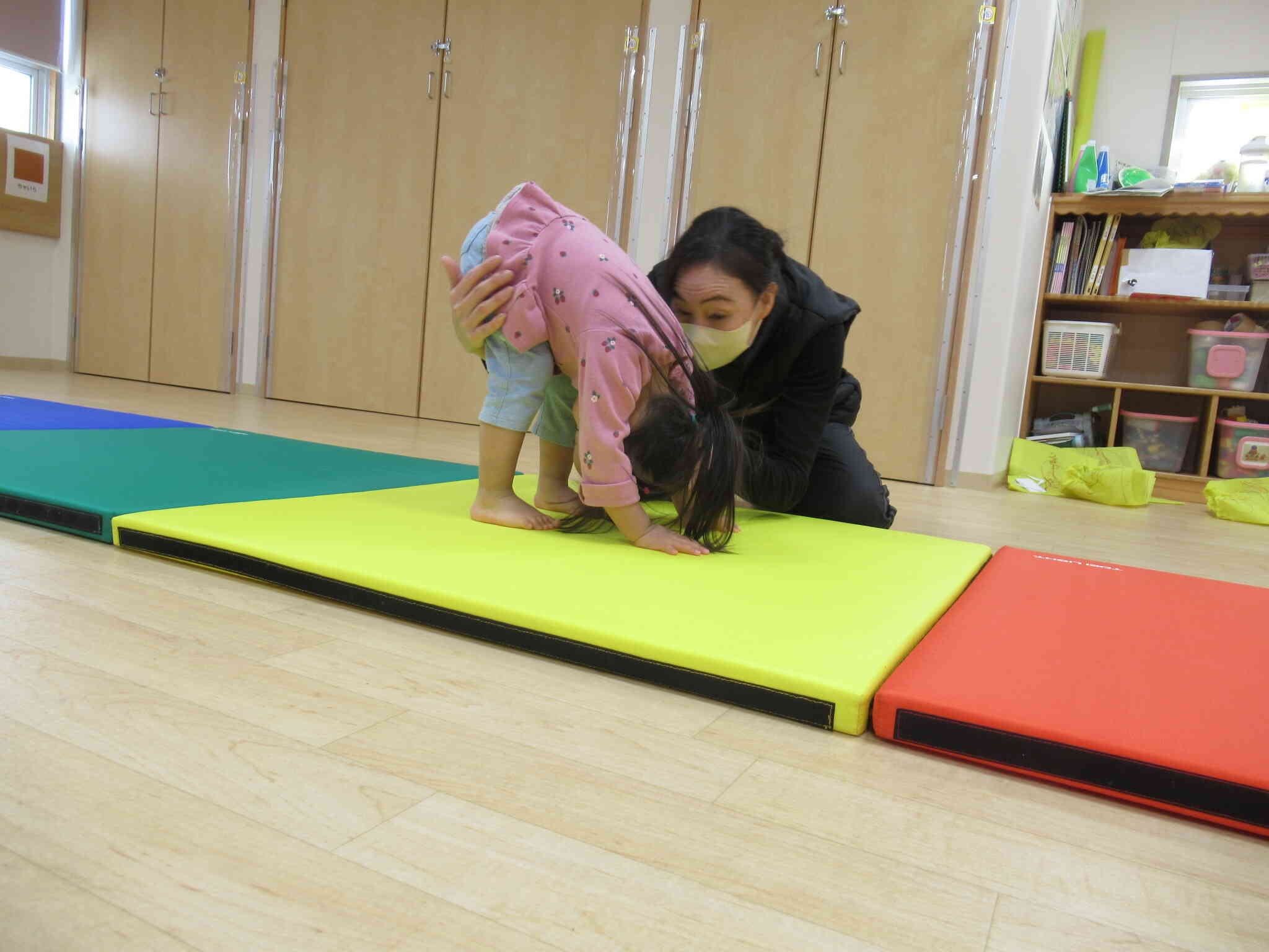 マットの上ででんぐり返り