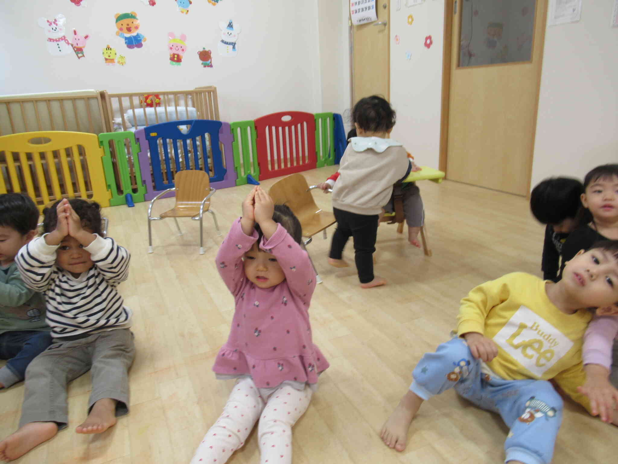 みんなで｢みーせてー｣のポーズをしてみたよ♪