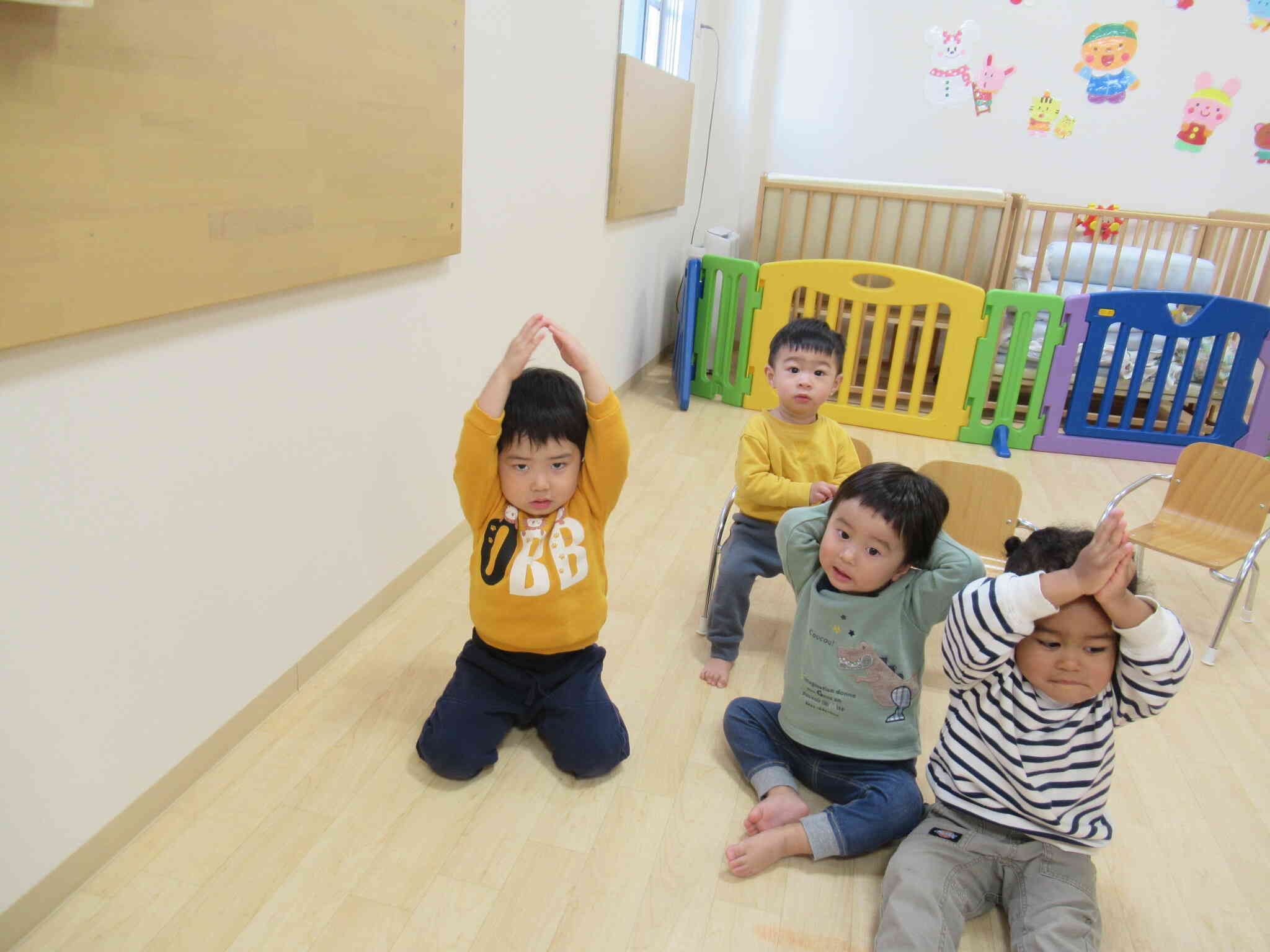 ぼくもやってみる～！！　｢みて！｣のポーズできたよお！おもしろいね♪