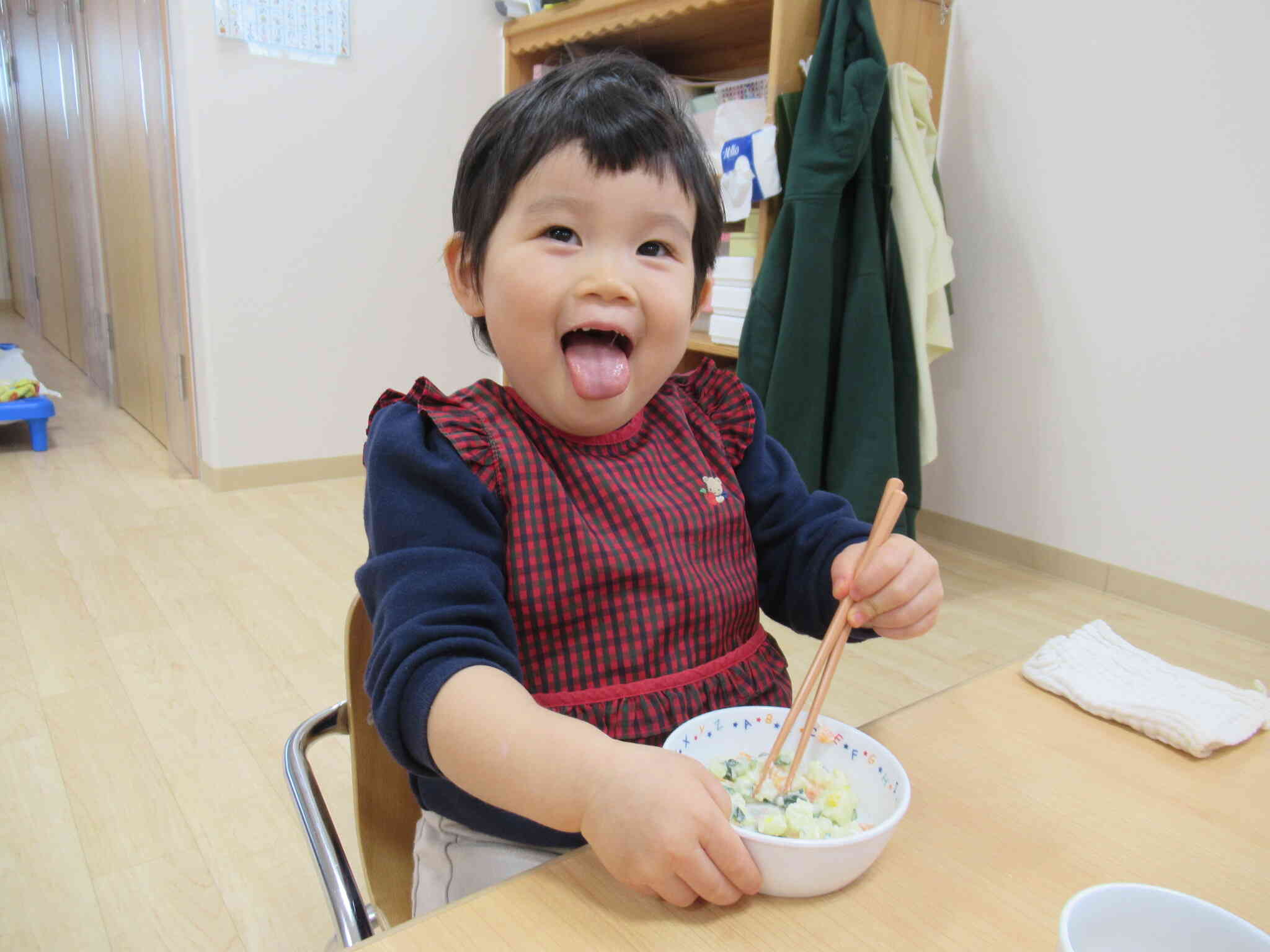 お散歩したらお腹がすいちゃった　私お箸も上手でしょ♡