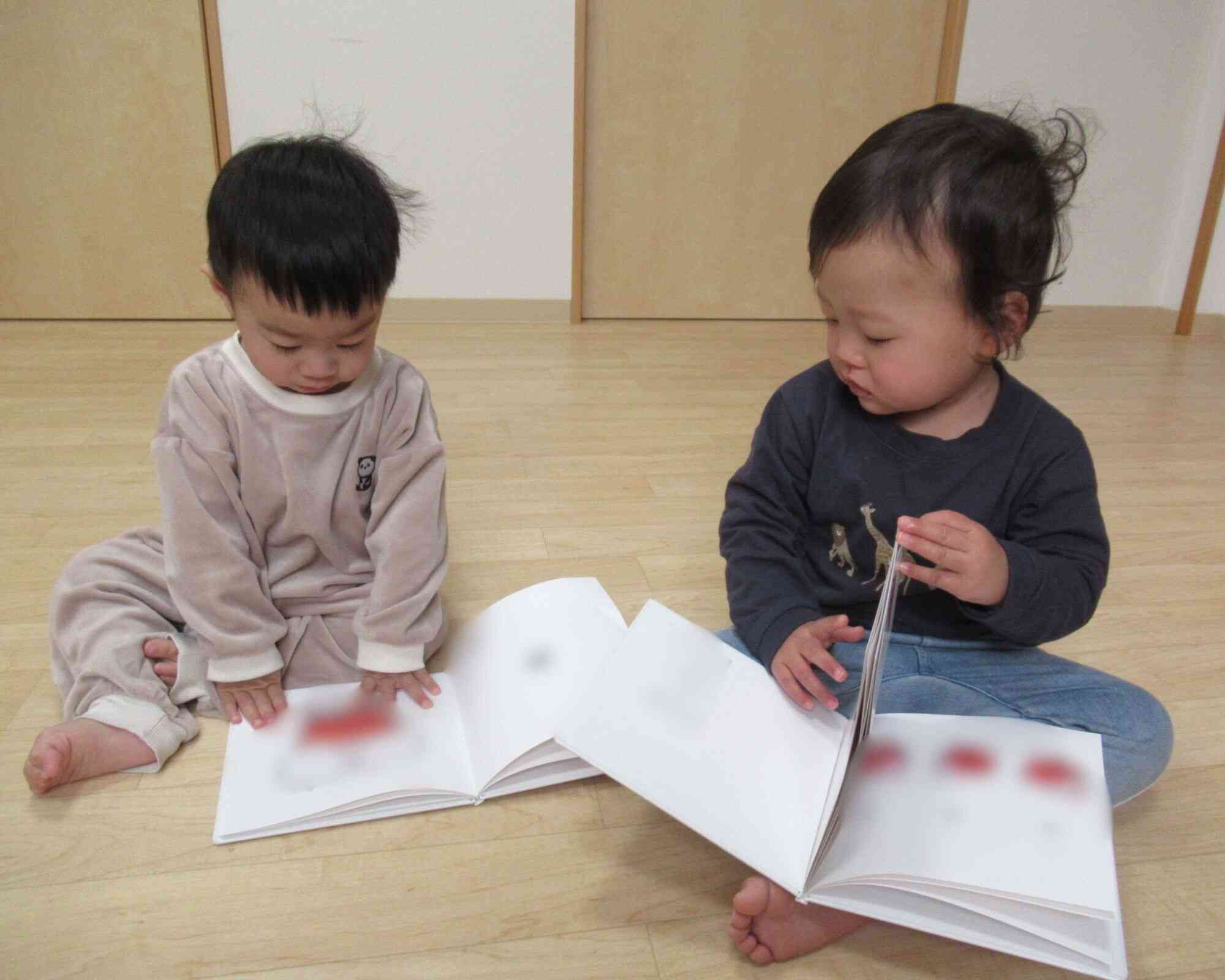 「いっしょにみーよーぉー」　そっちの絵本も楽しそうだなぁ