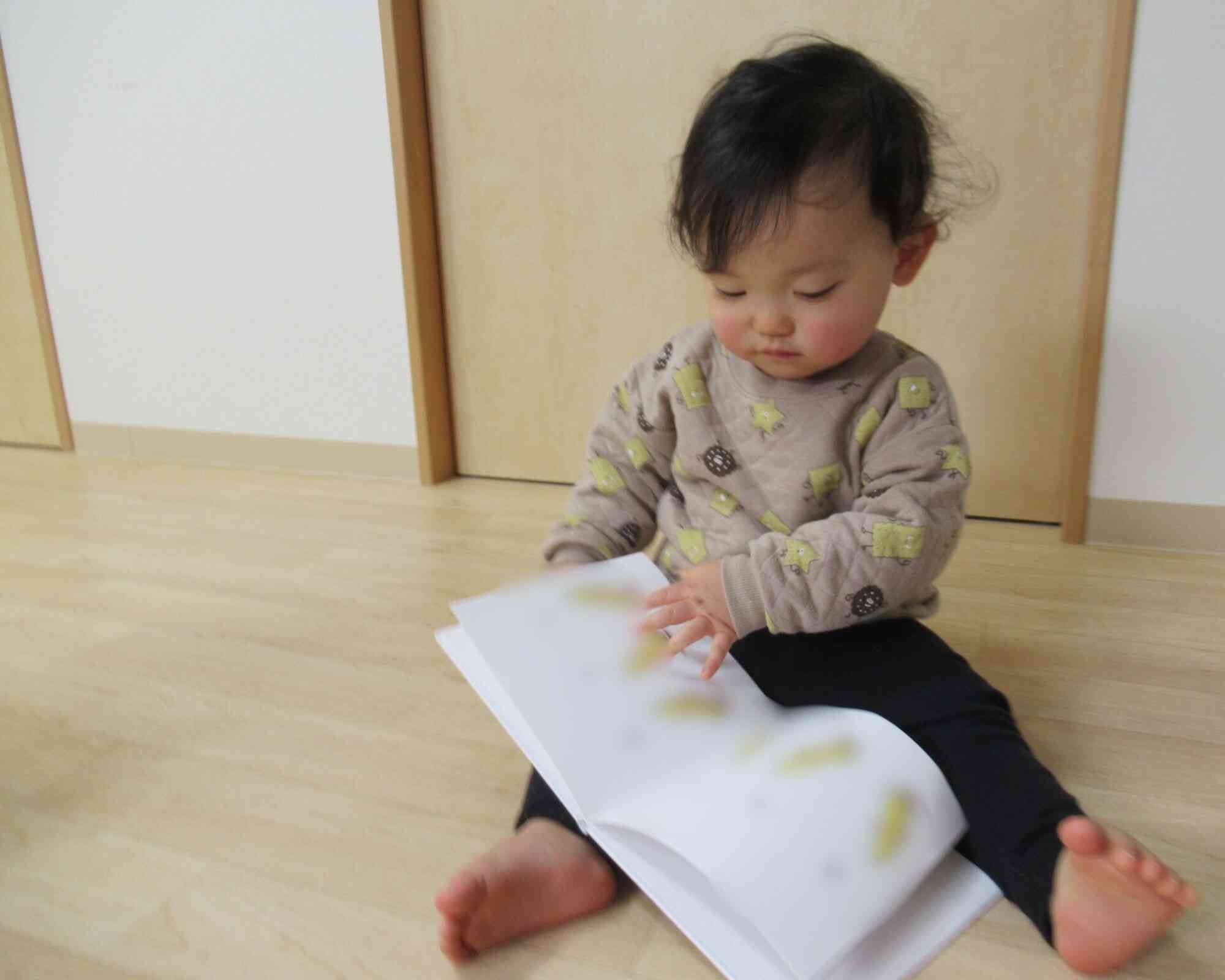 ページをめくるのも上手になったよ☆大好きな絵本に真剣です❤