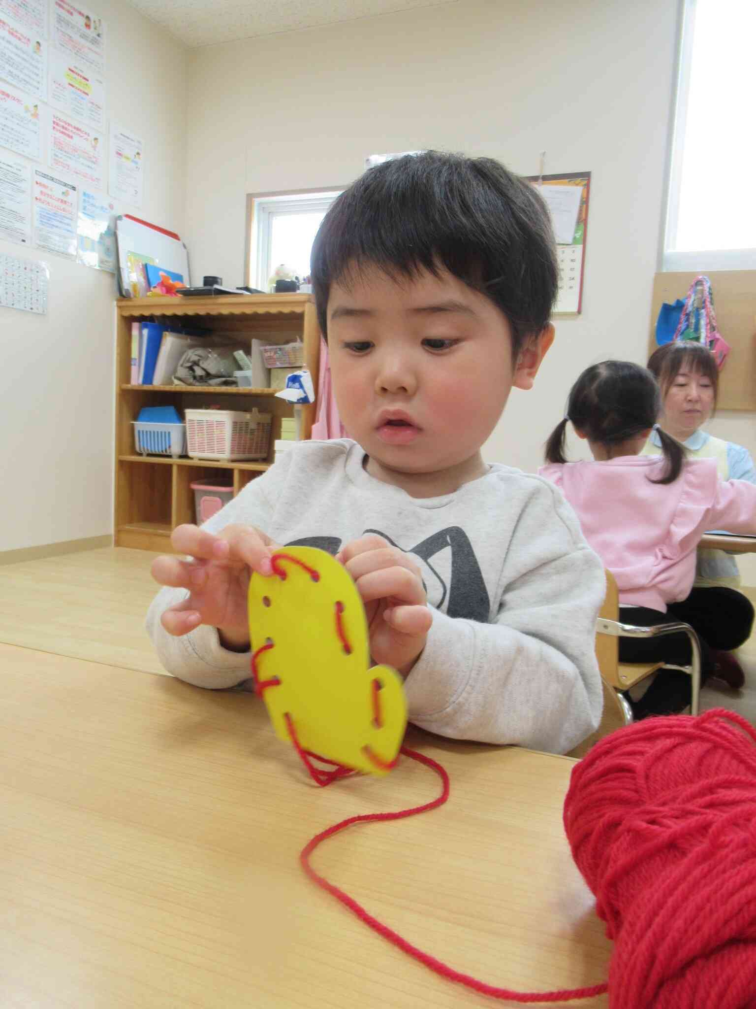 集中して、毛糸通ししています！！