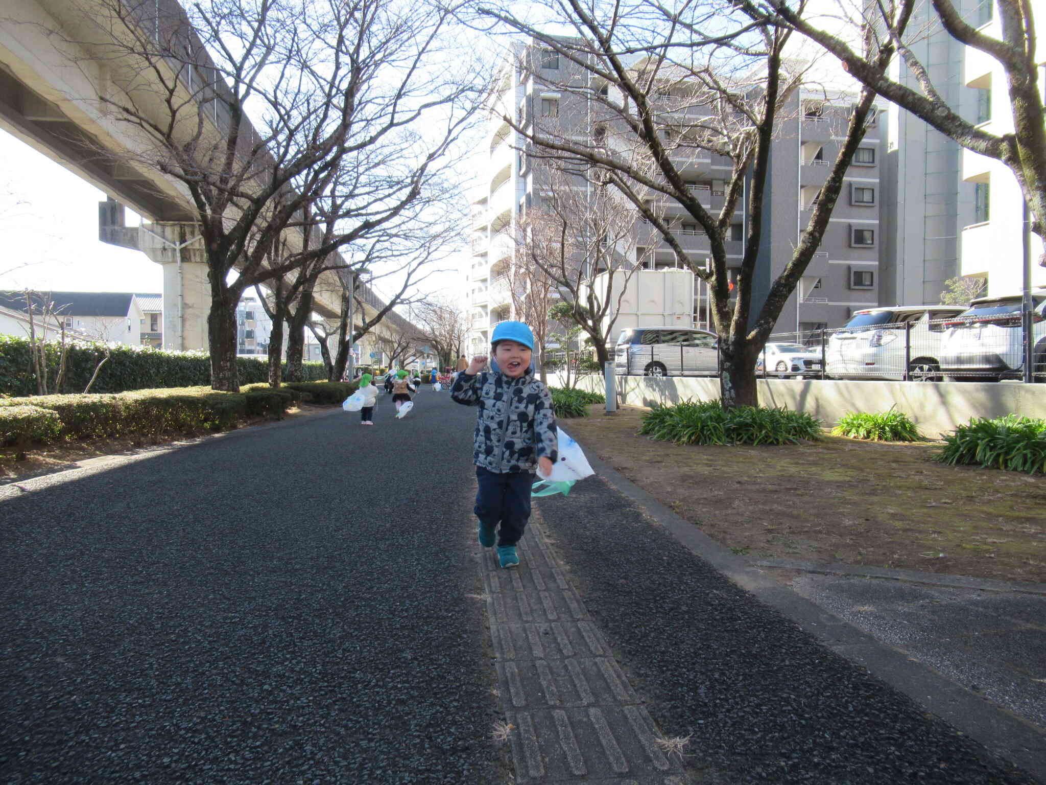 お外で凧あげっ！！