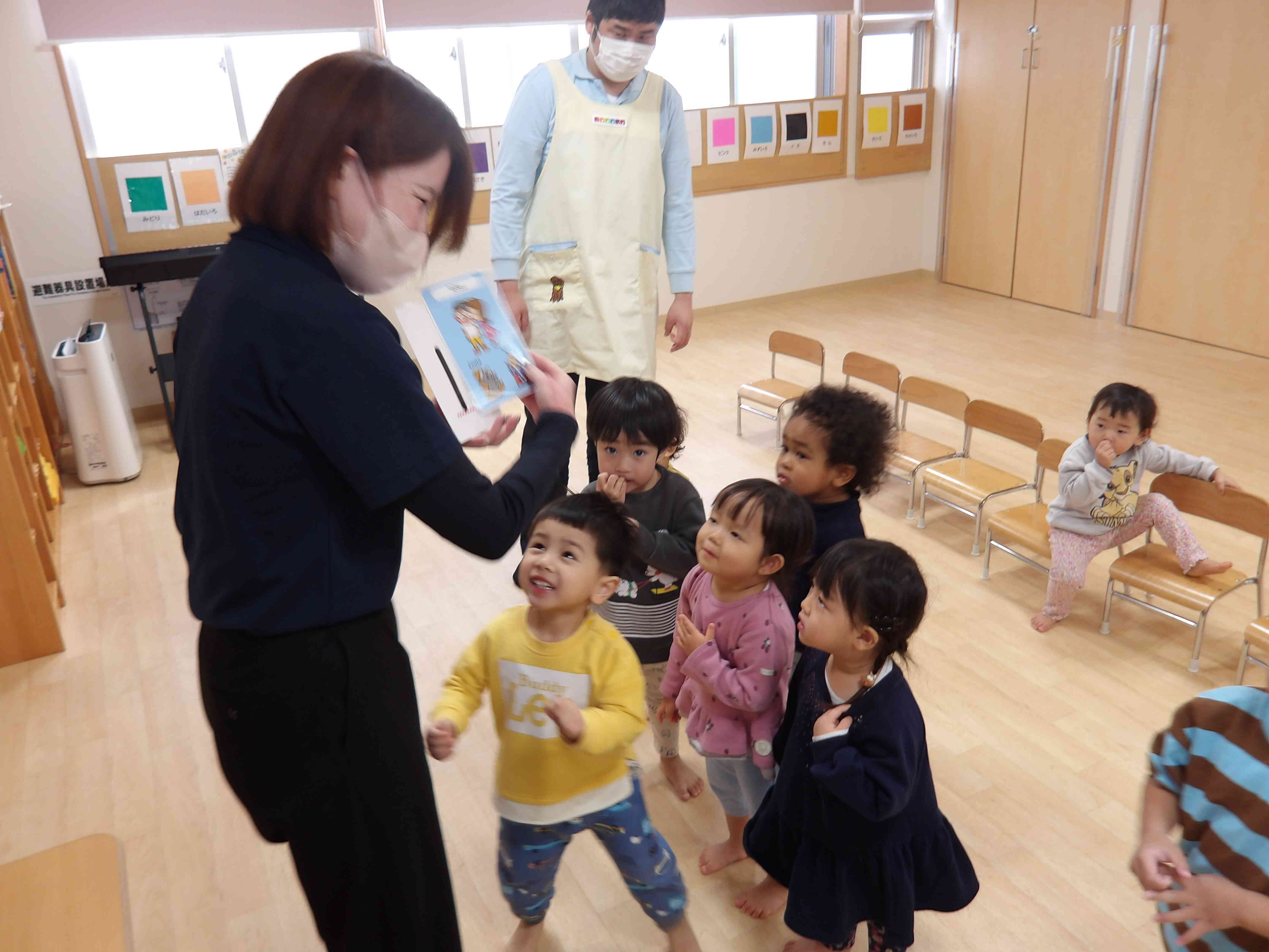英語教室に参加したよ！！(全体)｜ニチイキッズみやざき中央保育園