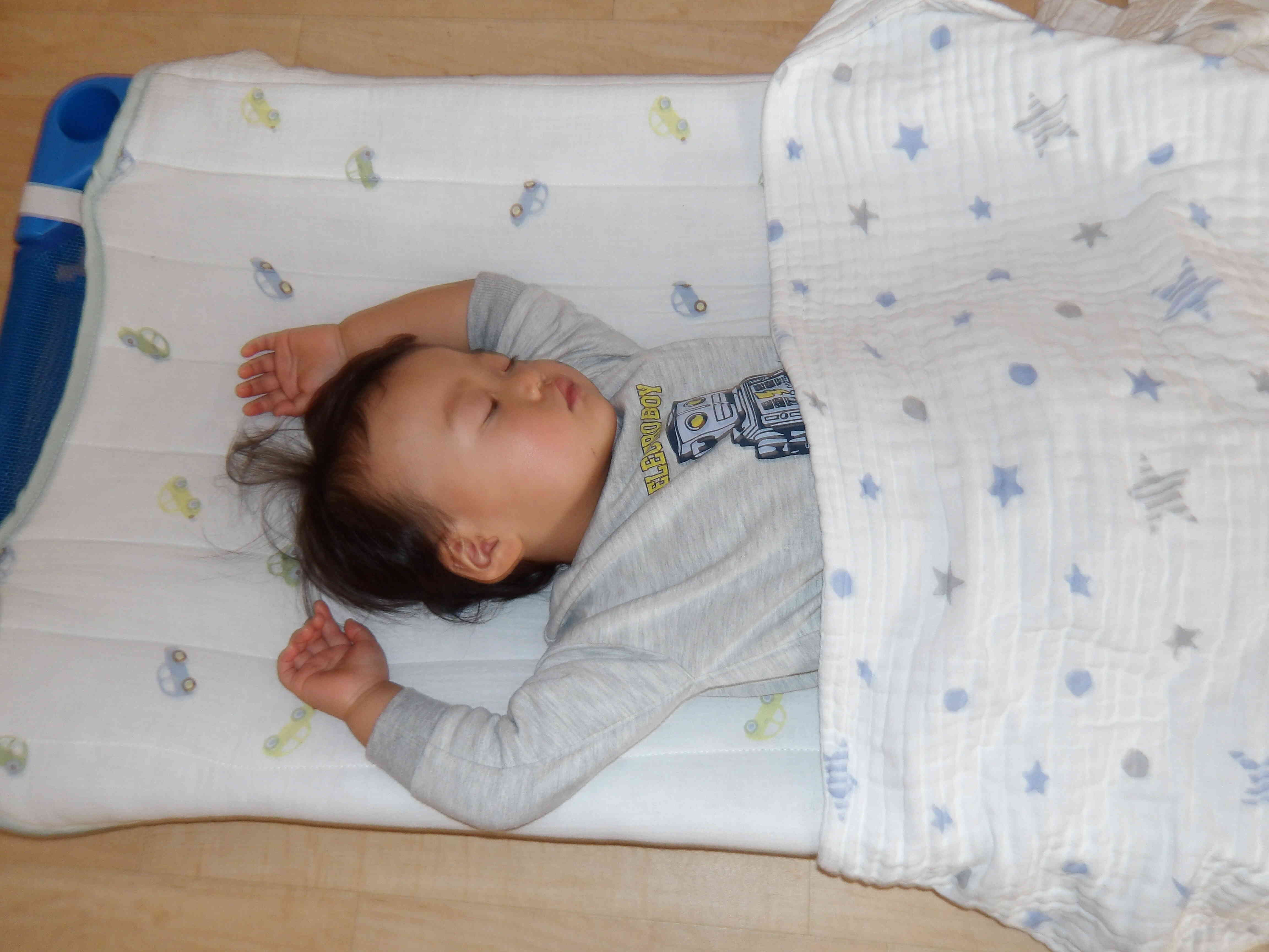 バンザーイ♡ かわいいポーズで おやすみなさい♪