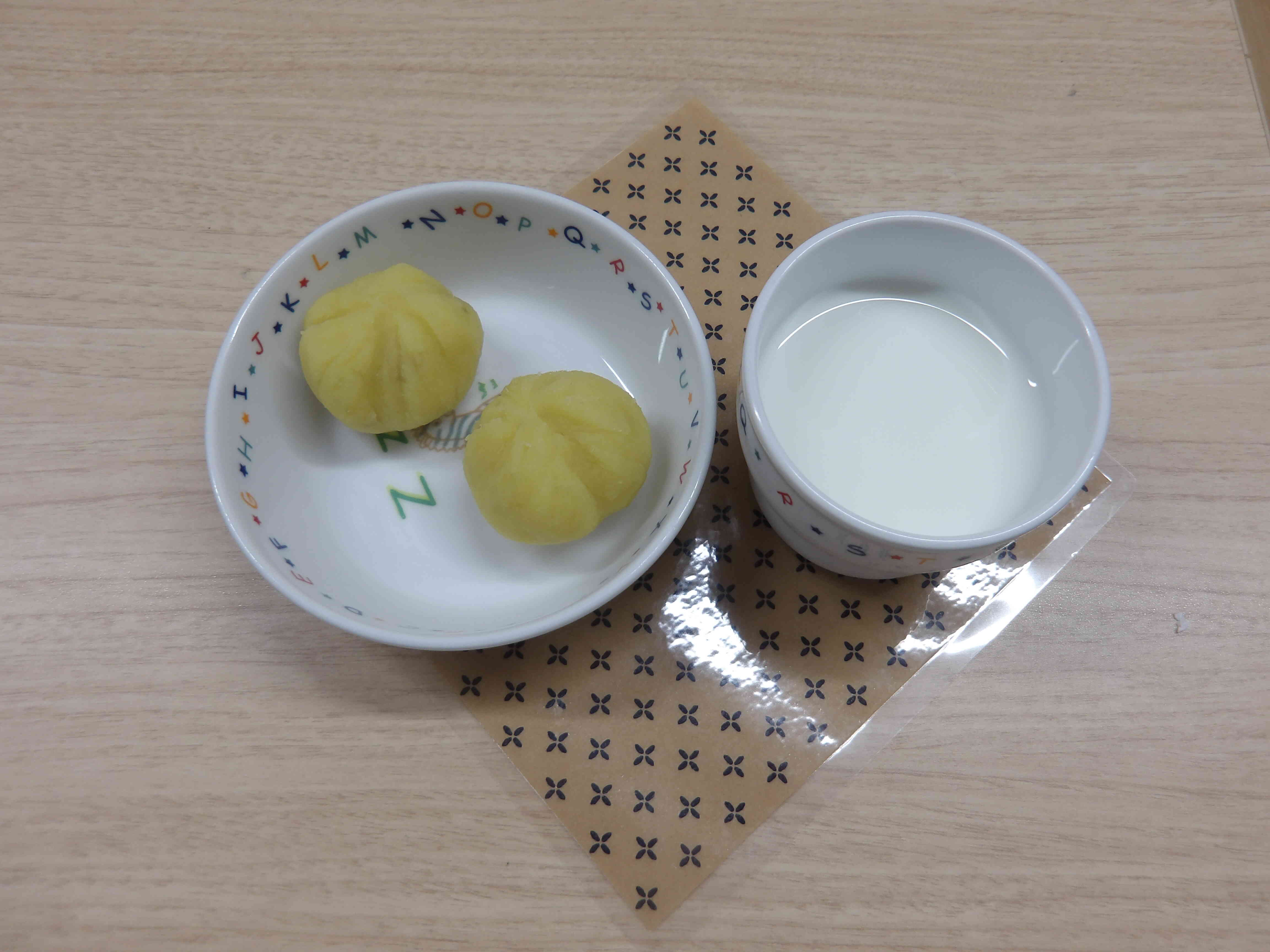 午後のおやつ　　★サツマイモの茶巾★牛乳