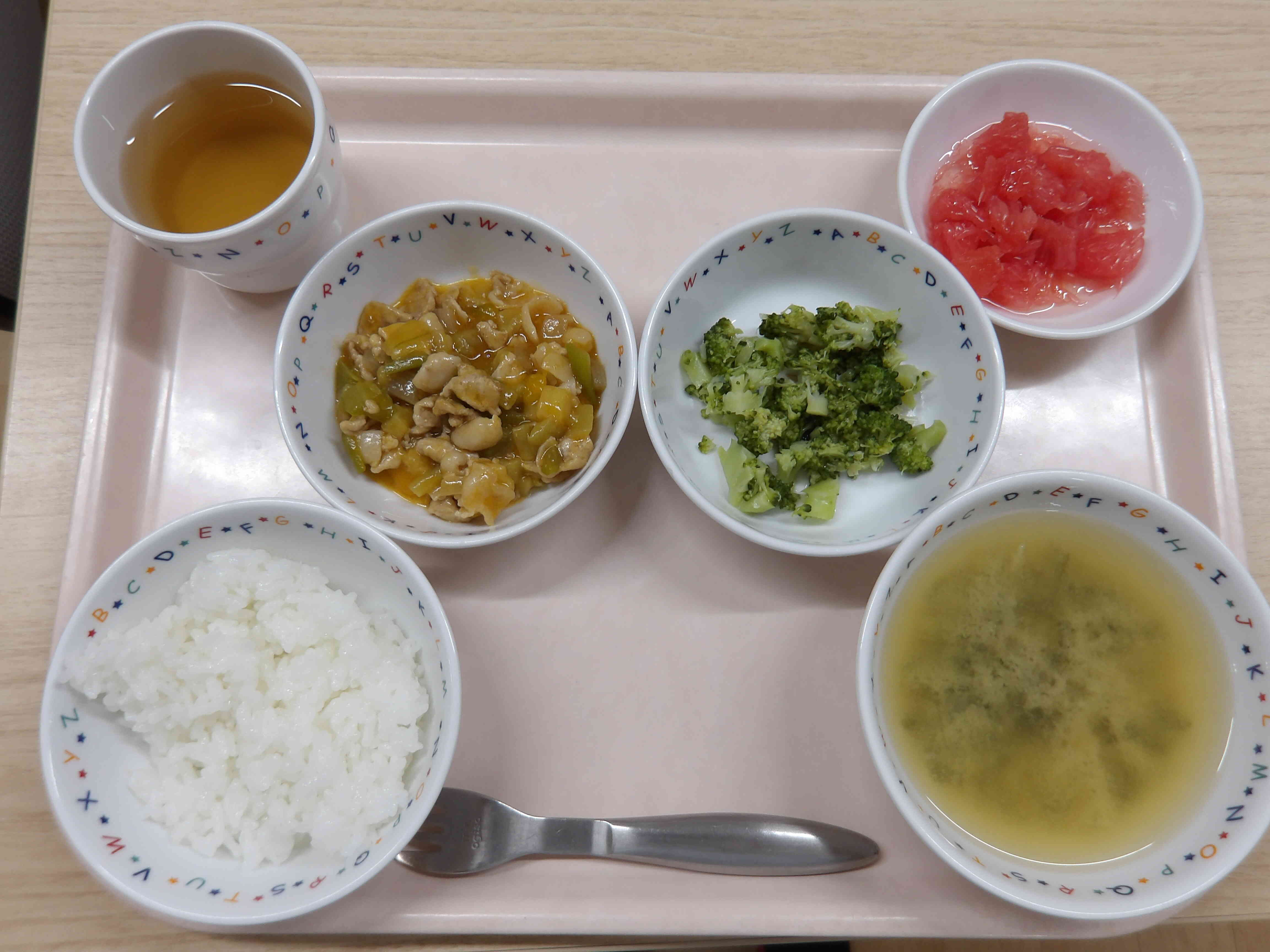 7/2★給食★ご飯・わかめの味噌汁・酢豚・ブロッコリーのだし煮・グレープフルーツ
