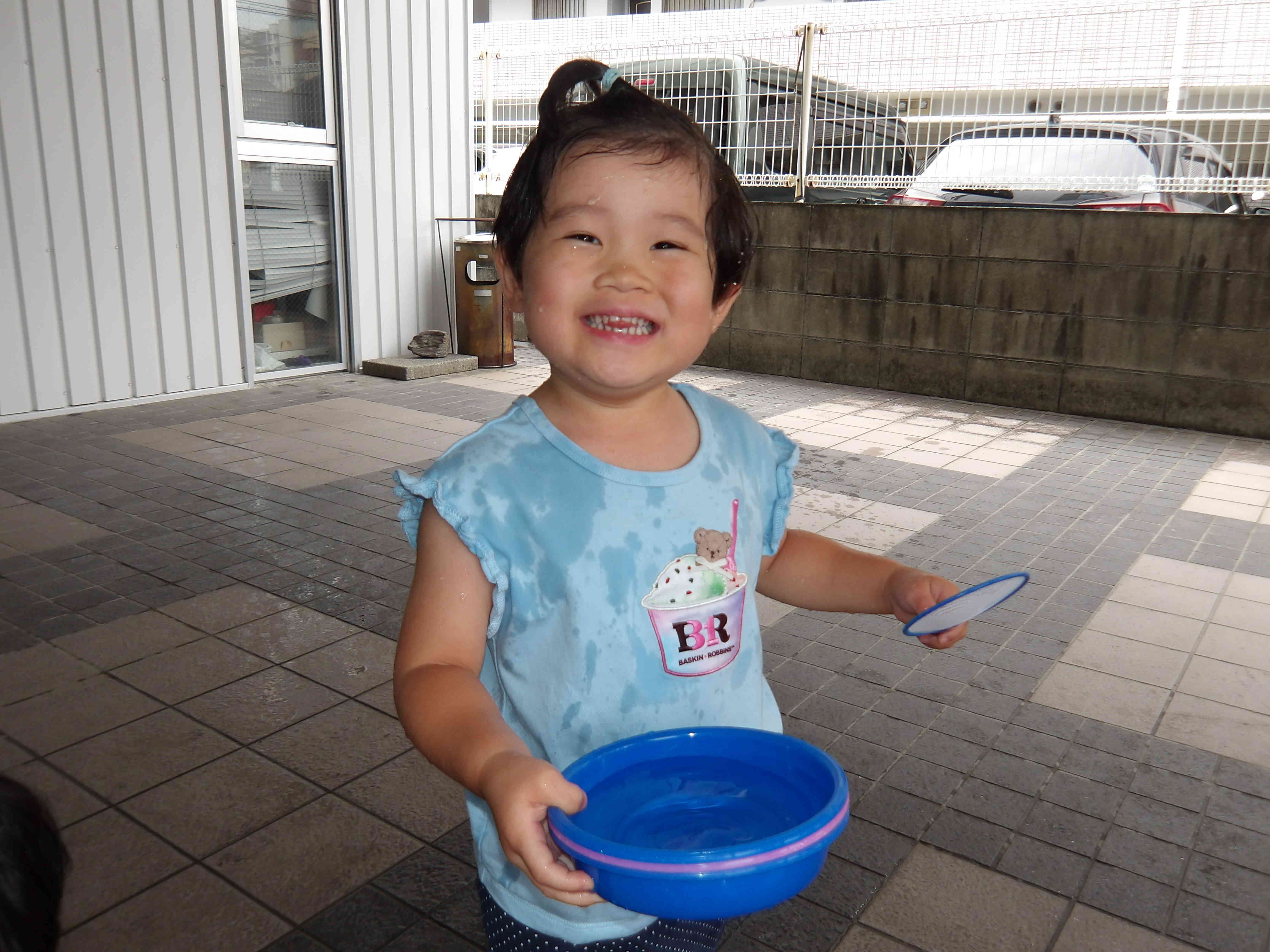 にっこり笑顔で「お水をどうぞ♪」