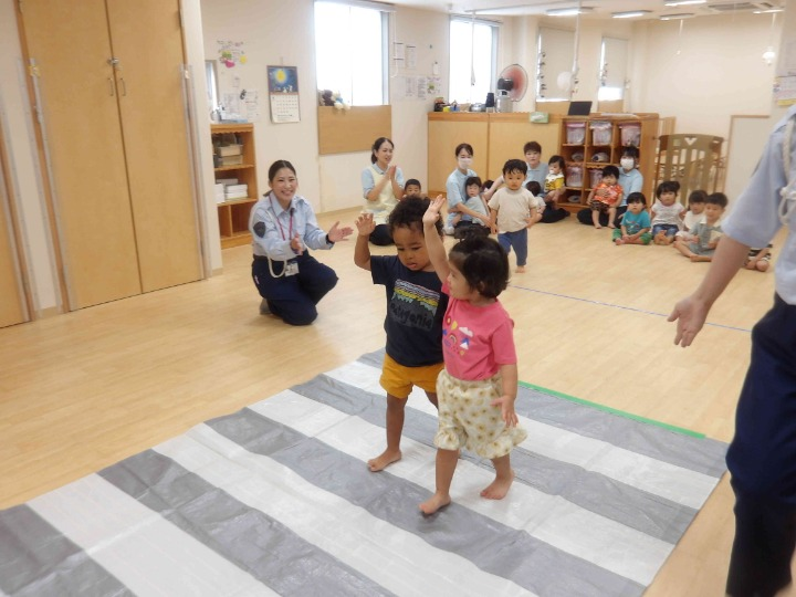 手を上げて渡ります！！