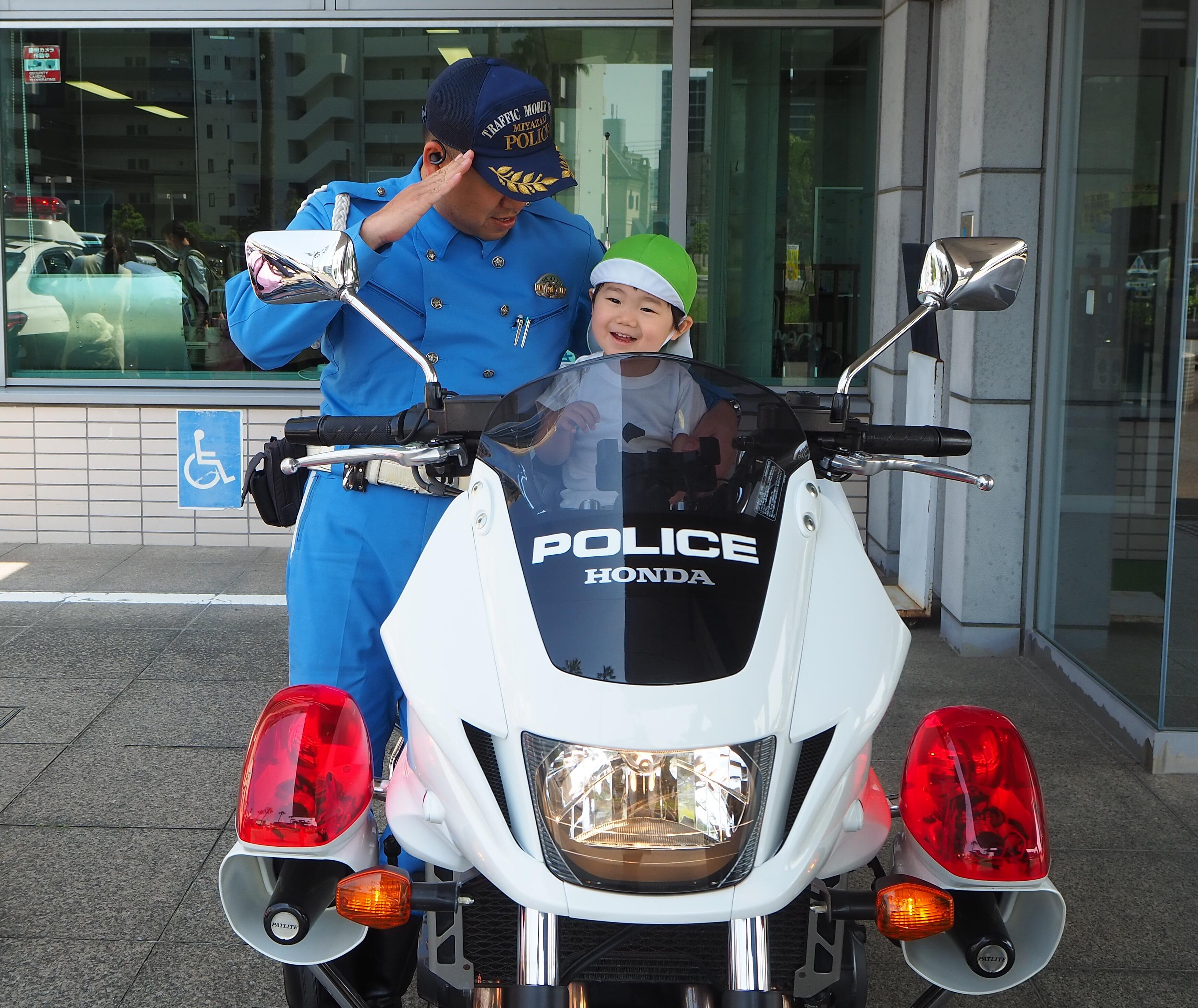 5月子育てひろば～パトカー見学～｜ニチイキッズ宮崎駅前保育園