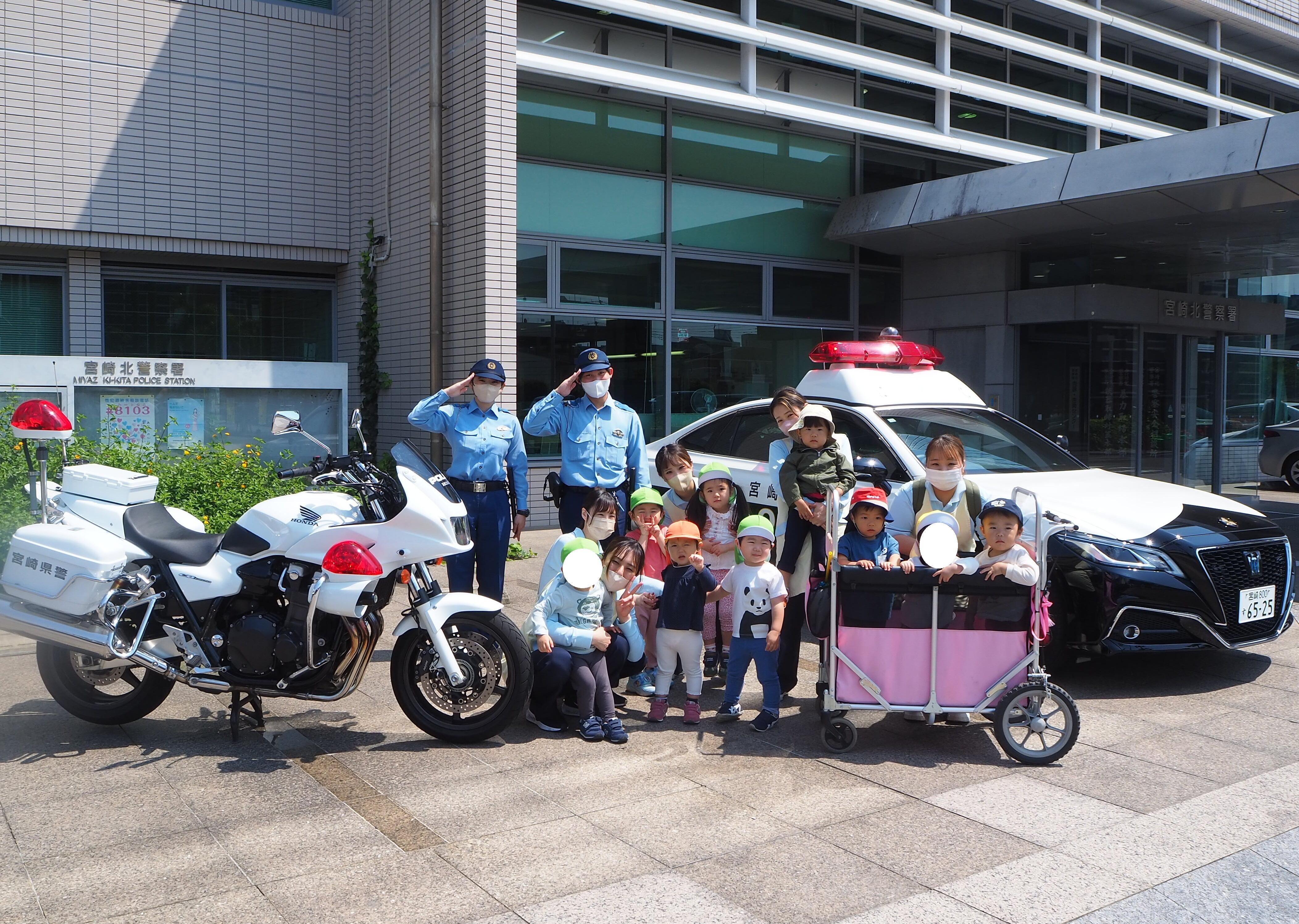 5月子育てひろば～パトカー見学～｜ニチイキッズ宮崎駅前保育園