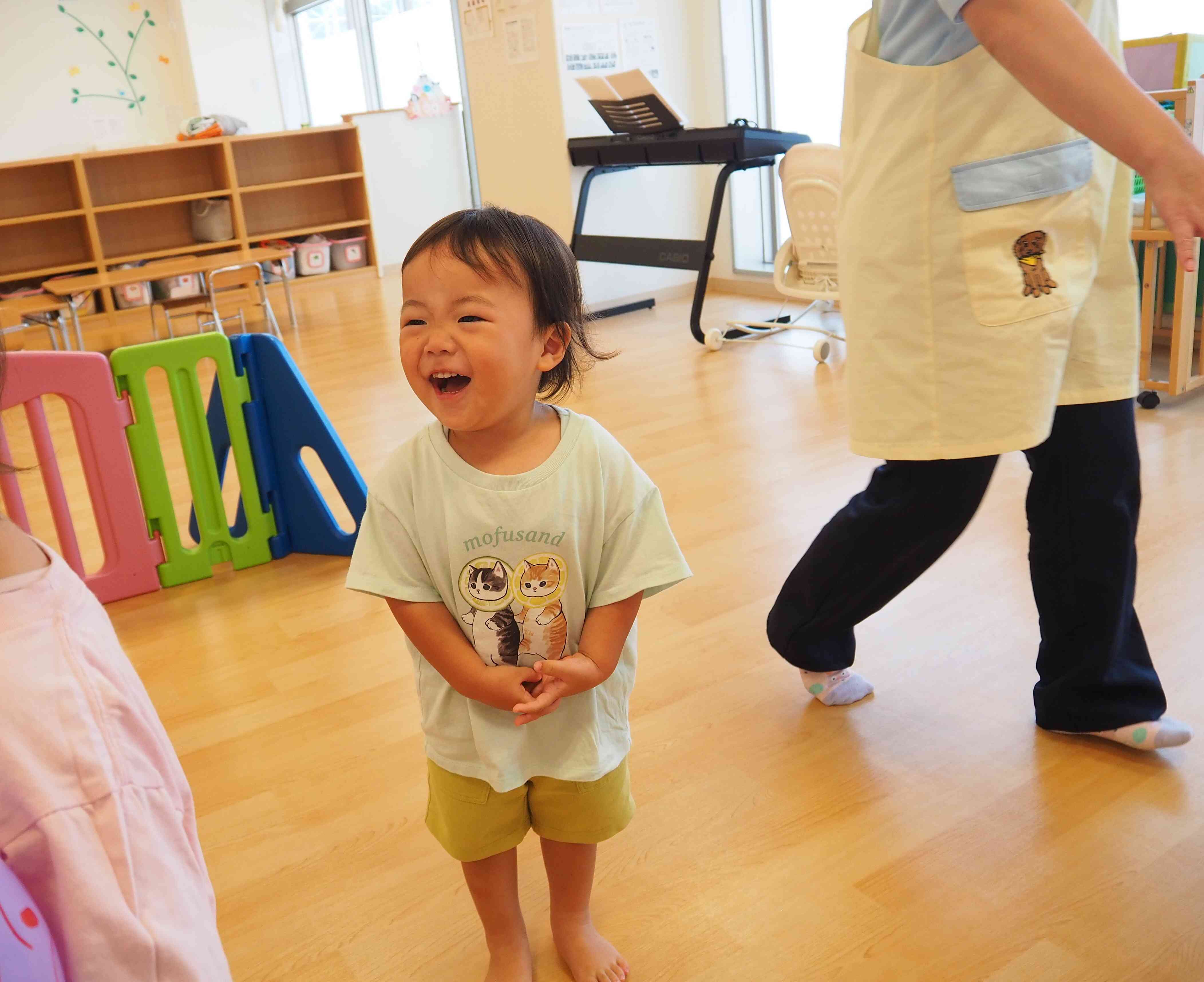 風船の口を結ばずに飛ばすと、面白かったようでこの笑顔！