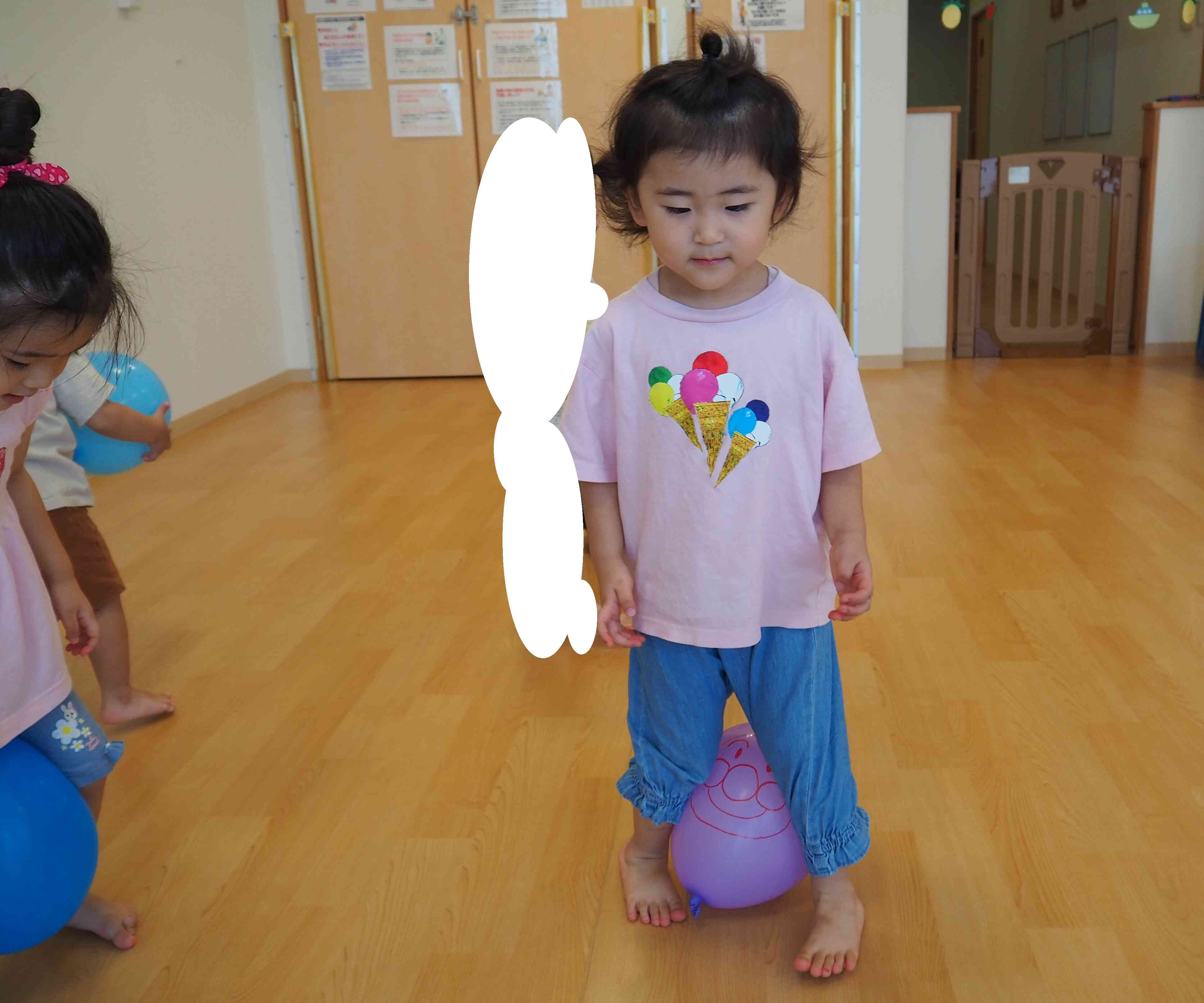 風船を足に挟んで歩くという面白い遊びをしていました♪