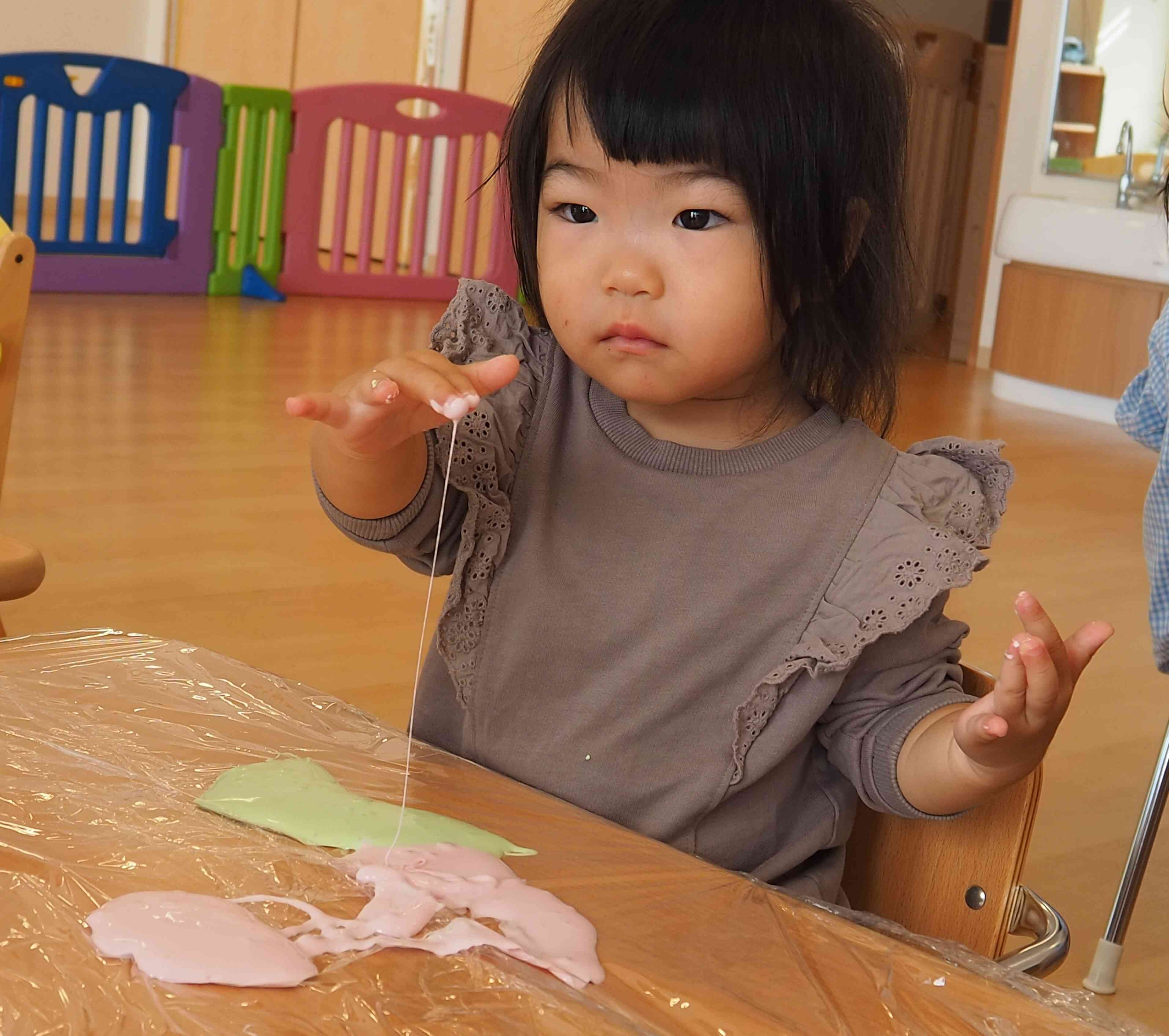 スライム遊び！｜ニチイキッズ宮崎駅前保育園｜ニチイキッズ