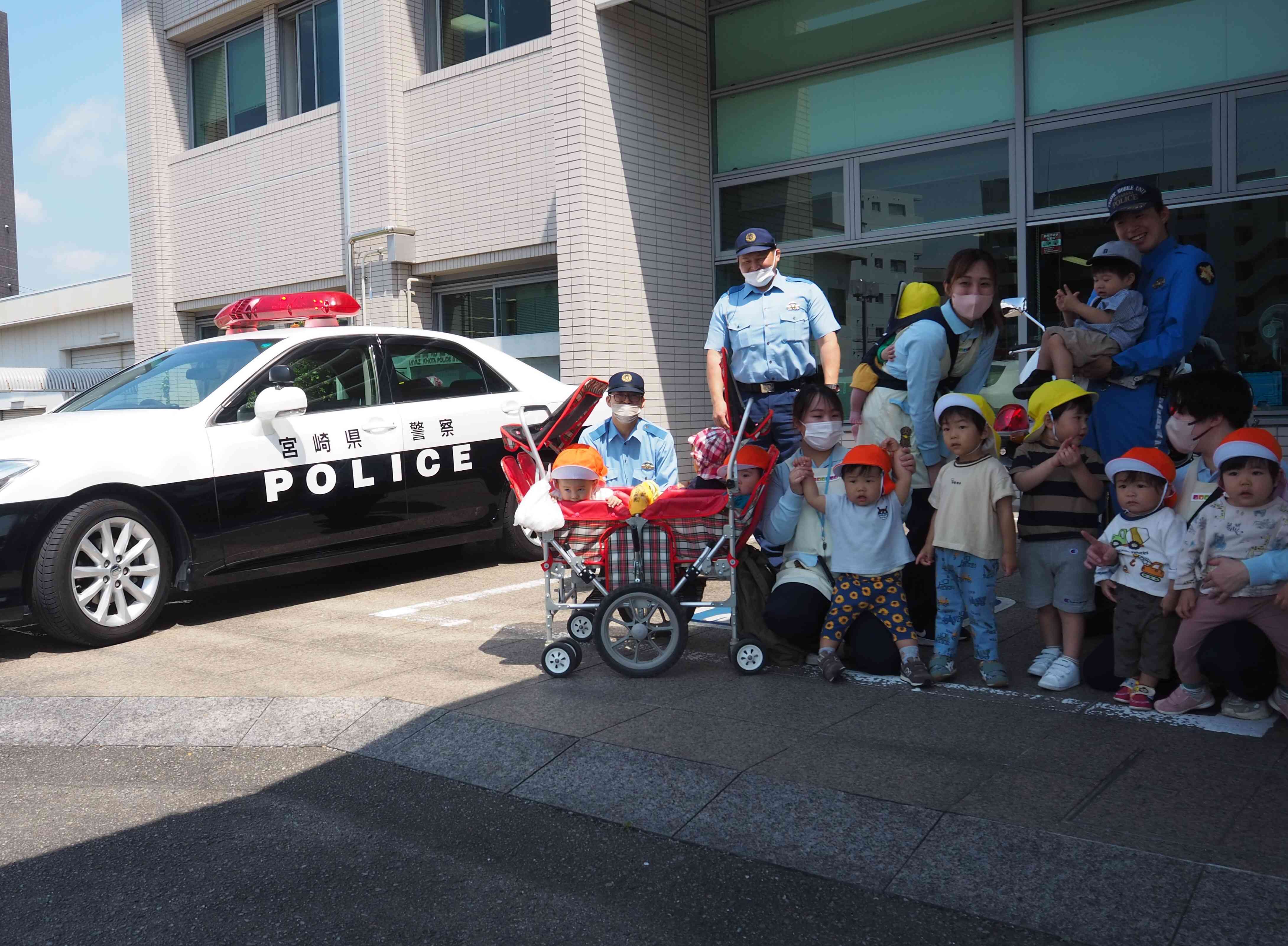 ☆子育てひろば「パトカー見学」