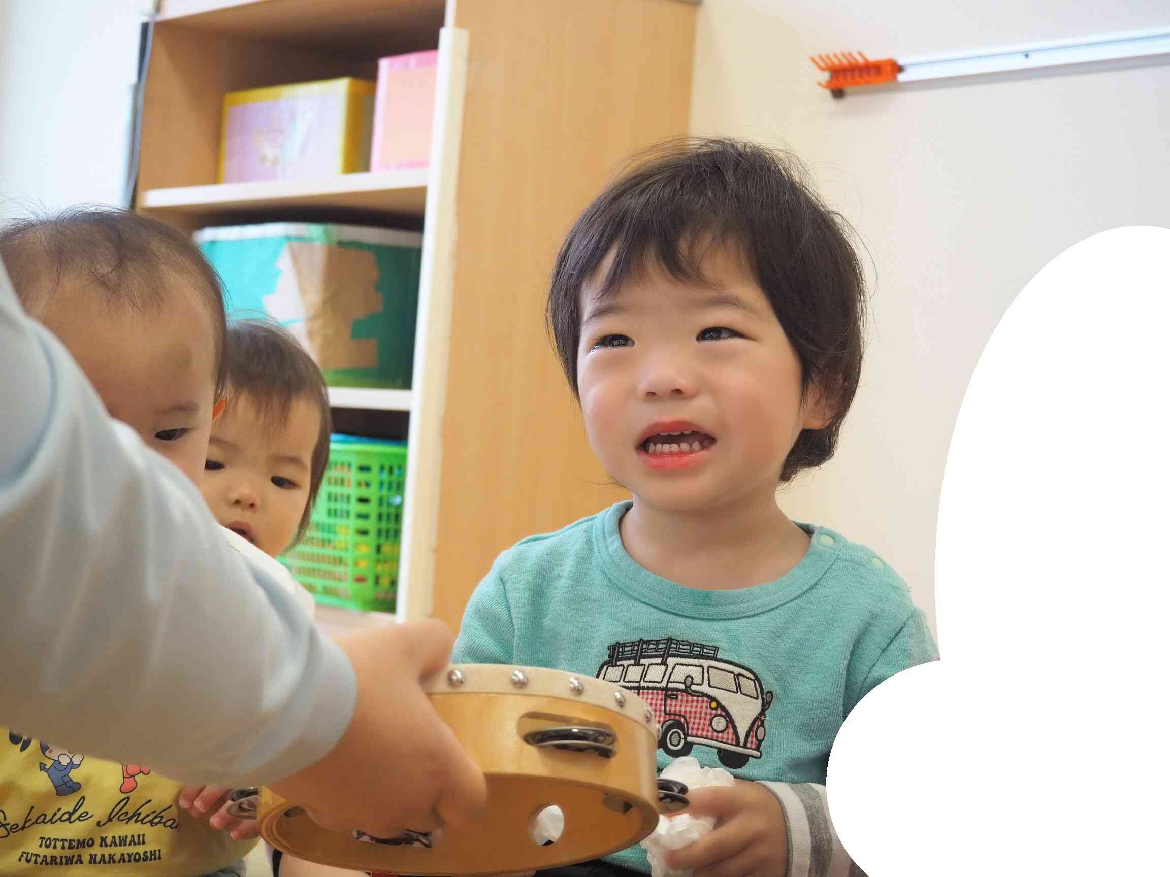 タンバリンでご挨拶♪