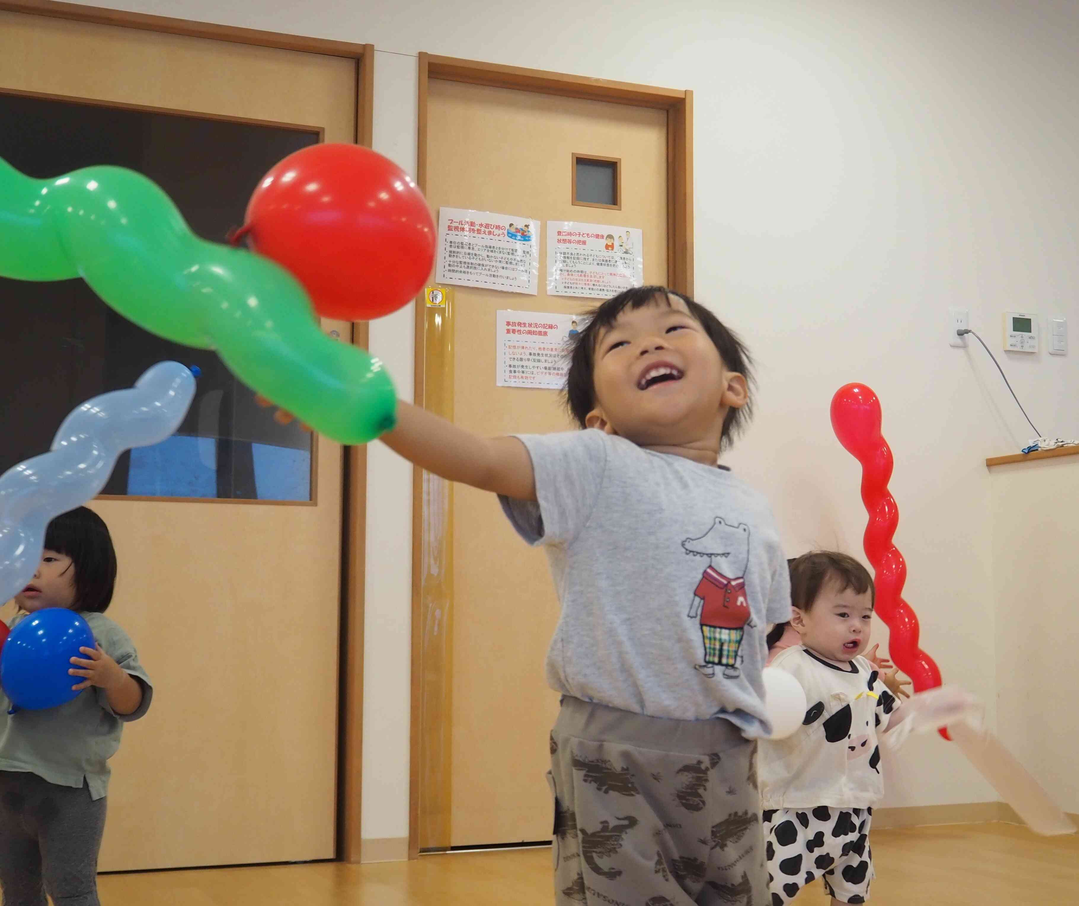 長い風船をバッド、丸い風船をボールに見立てて野球ごっこを楽しんでいました！