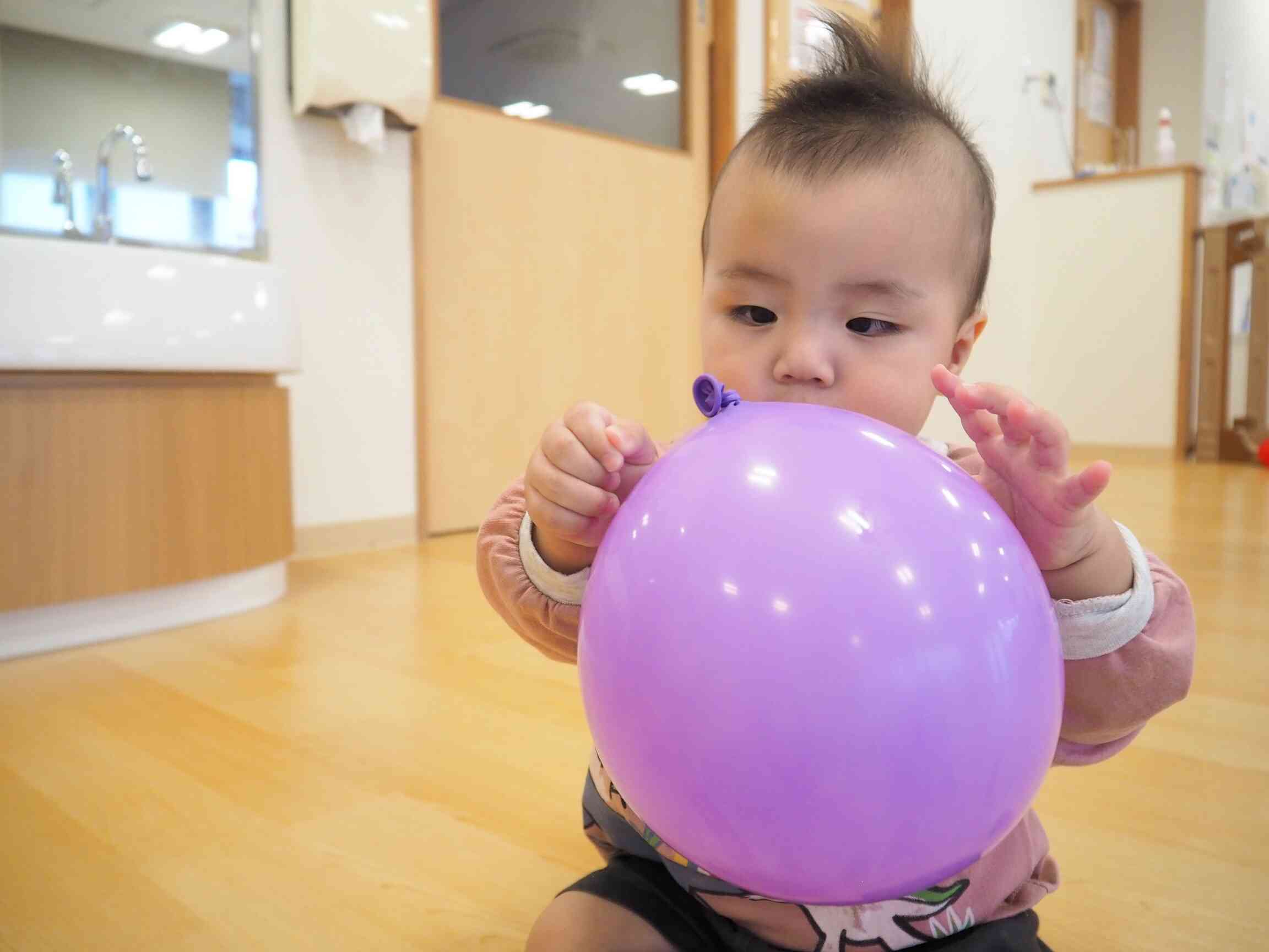 そっと風船触ってみるよ♪