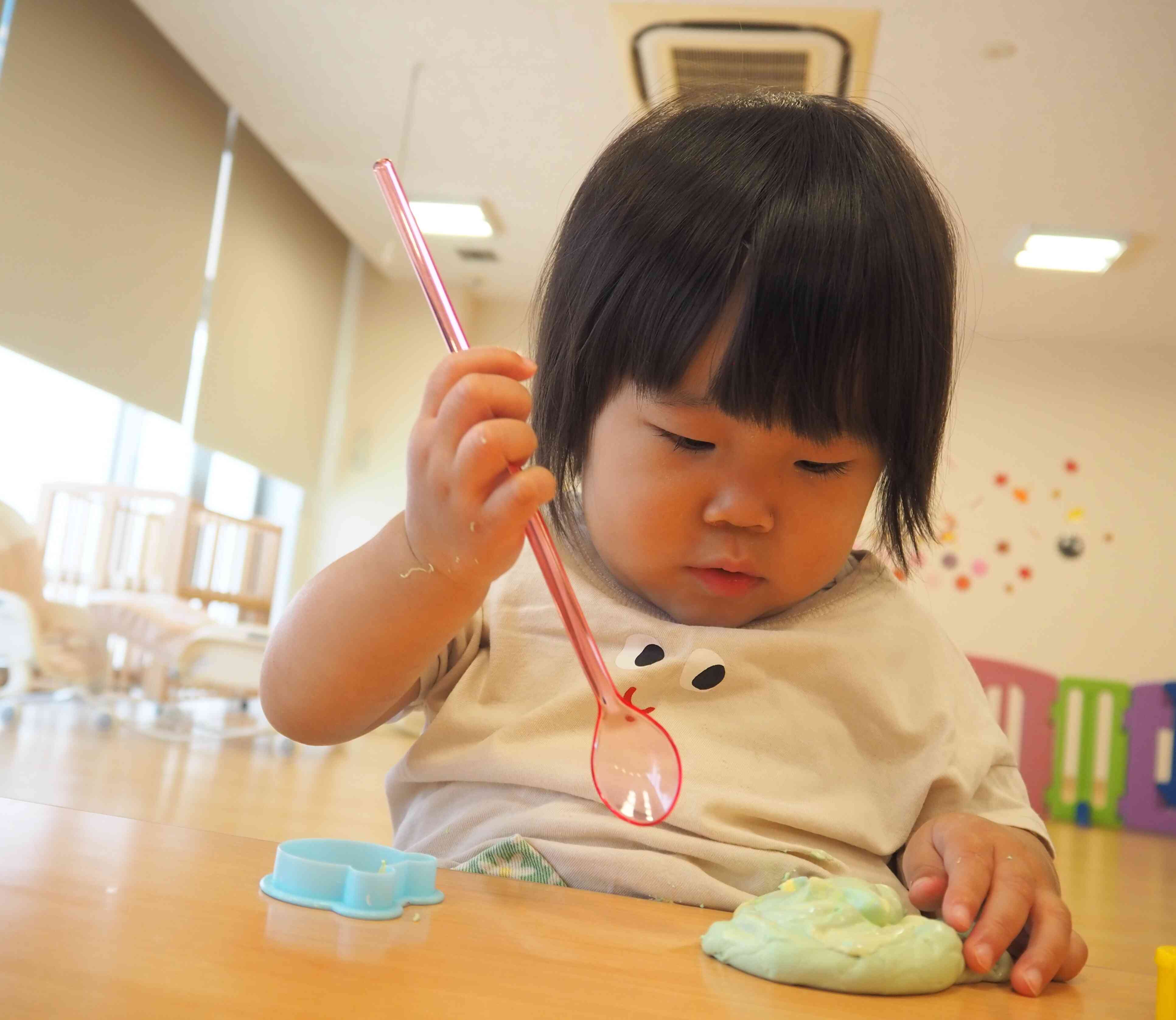 黄色の粘土と緑色の粘土を合体！なにができるかな…？
