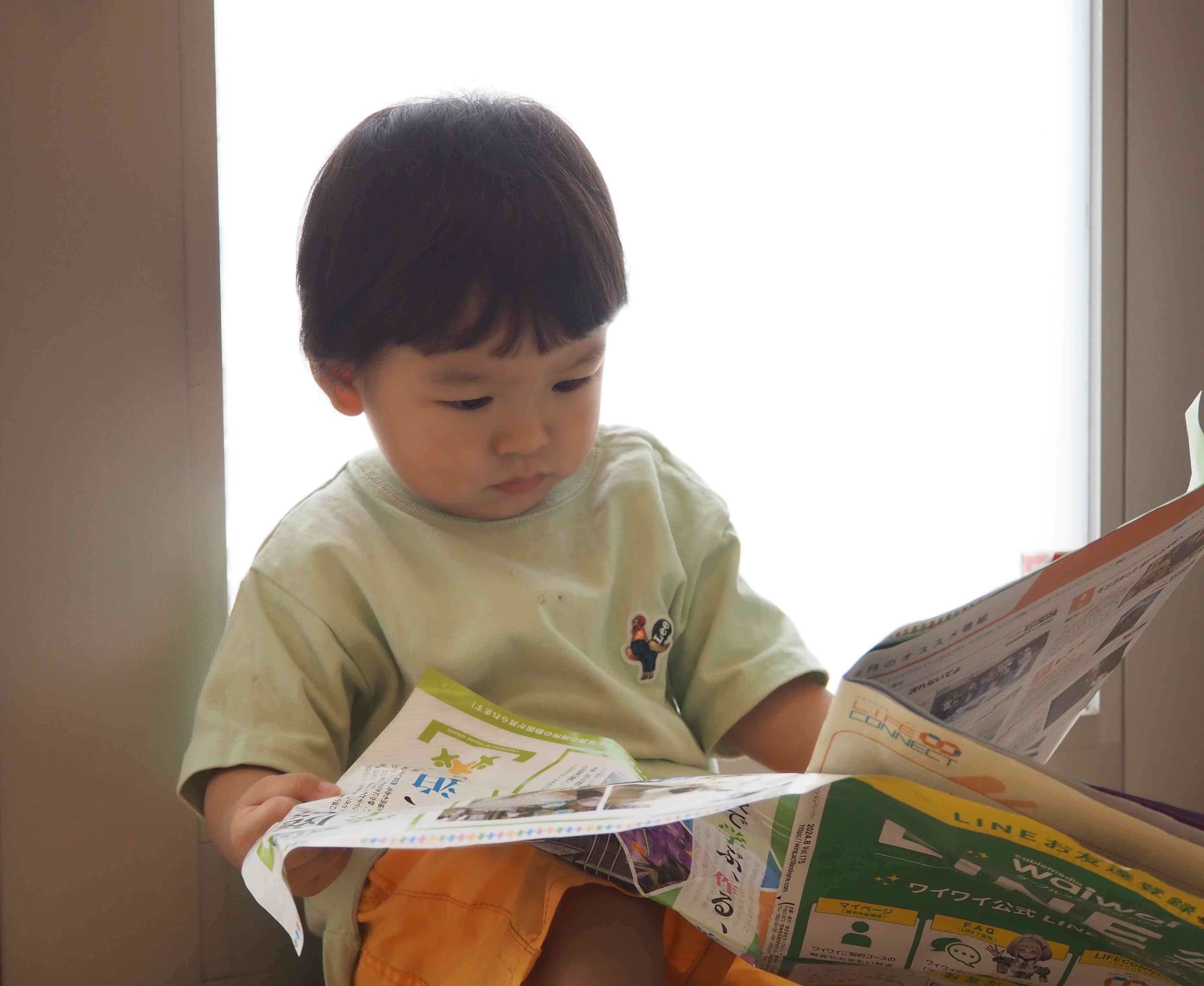 大人のように真剣な表情で読んでいます・・・何が書かれていたのかな？