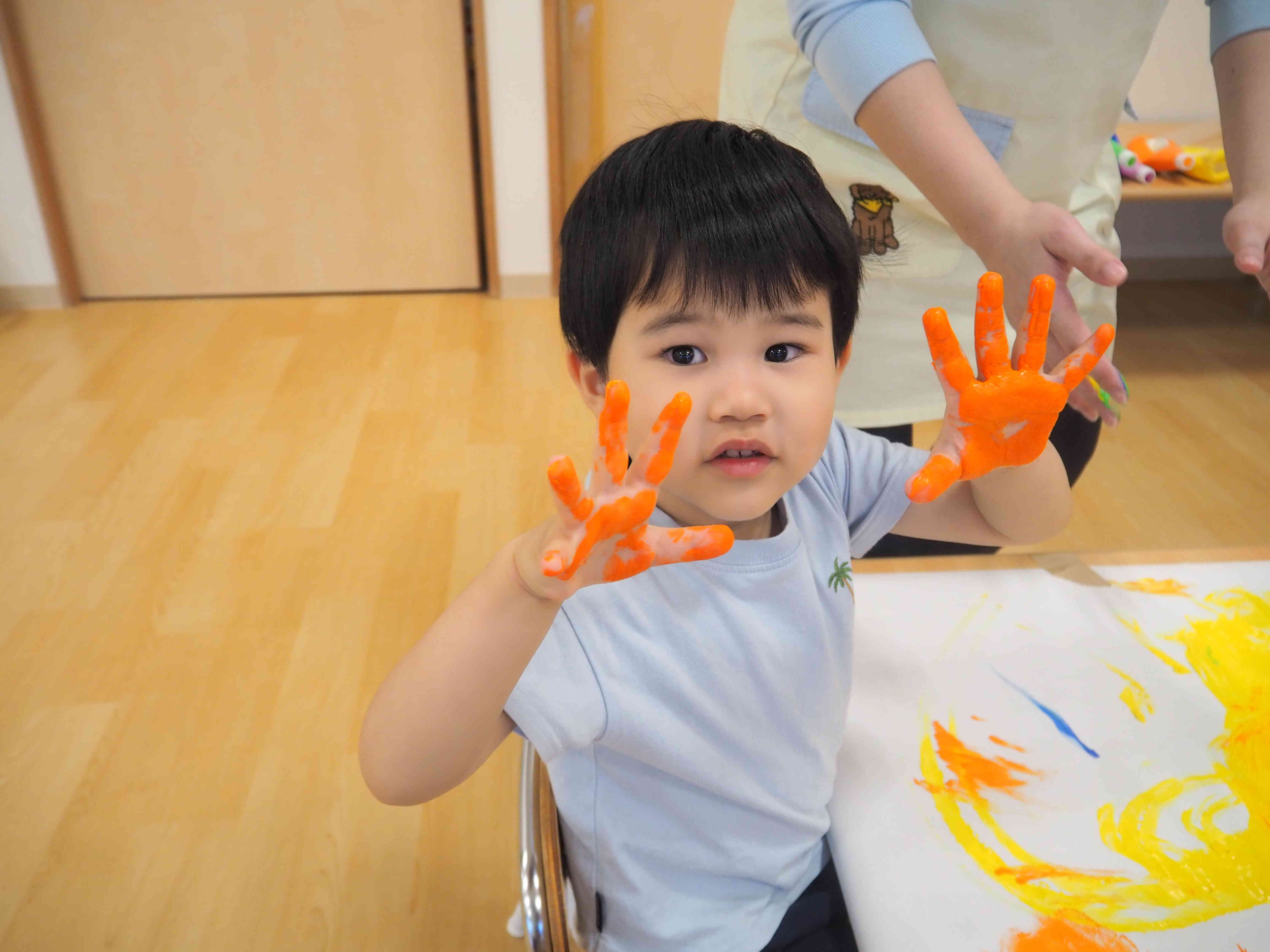 「先生見て！僕の手はオレンジ色になったよ！」