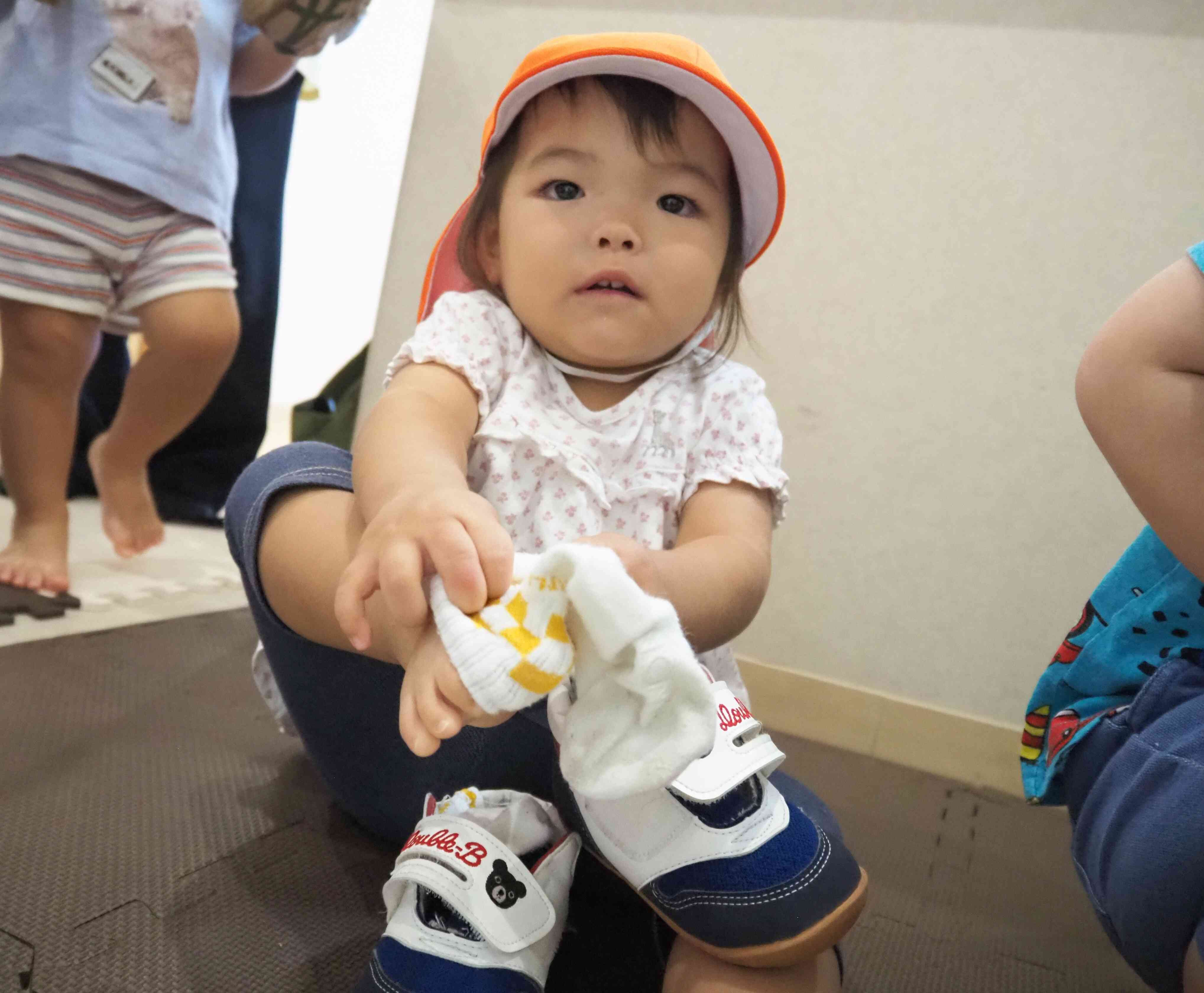 あひる組さんも靴や靴下を自分で履く練習中です・・・