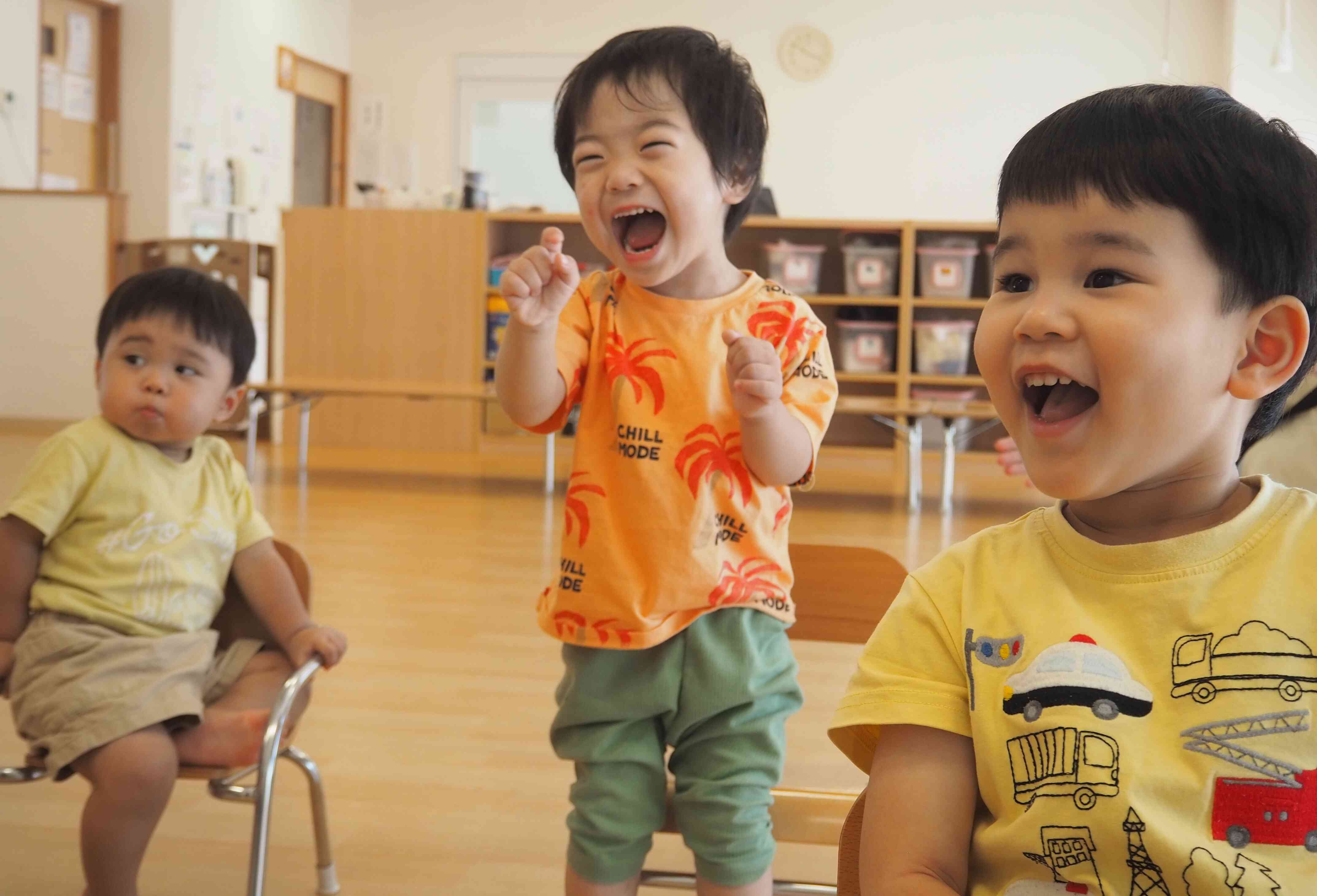 保育士の出し物に大興奮♪