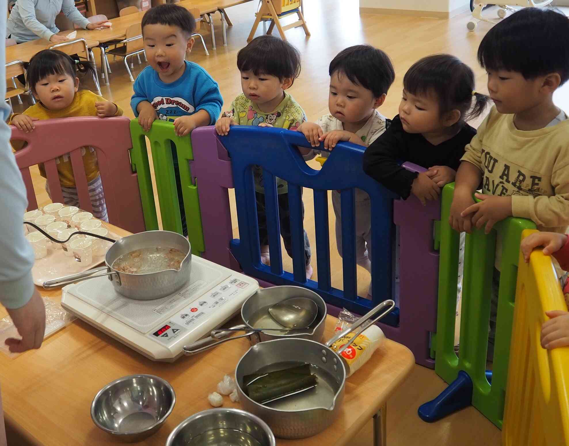 お湯に色がついてきた!