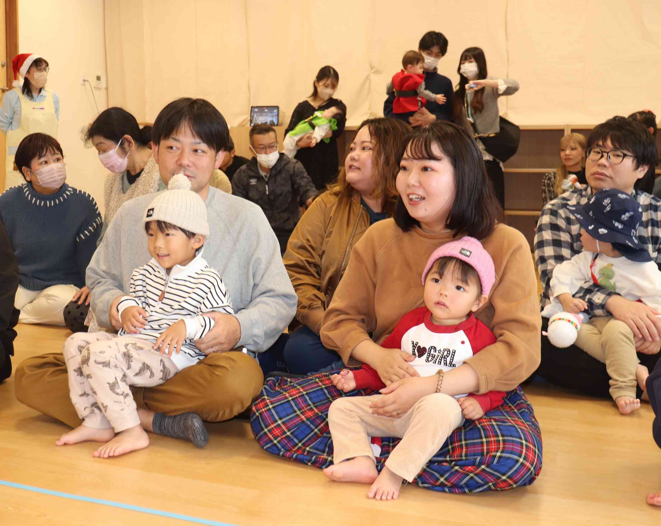 ダンスを終えて、大好きなお母さん、お父さんのもとへ。