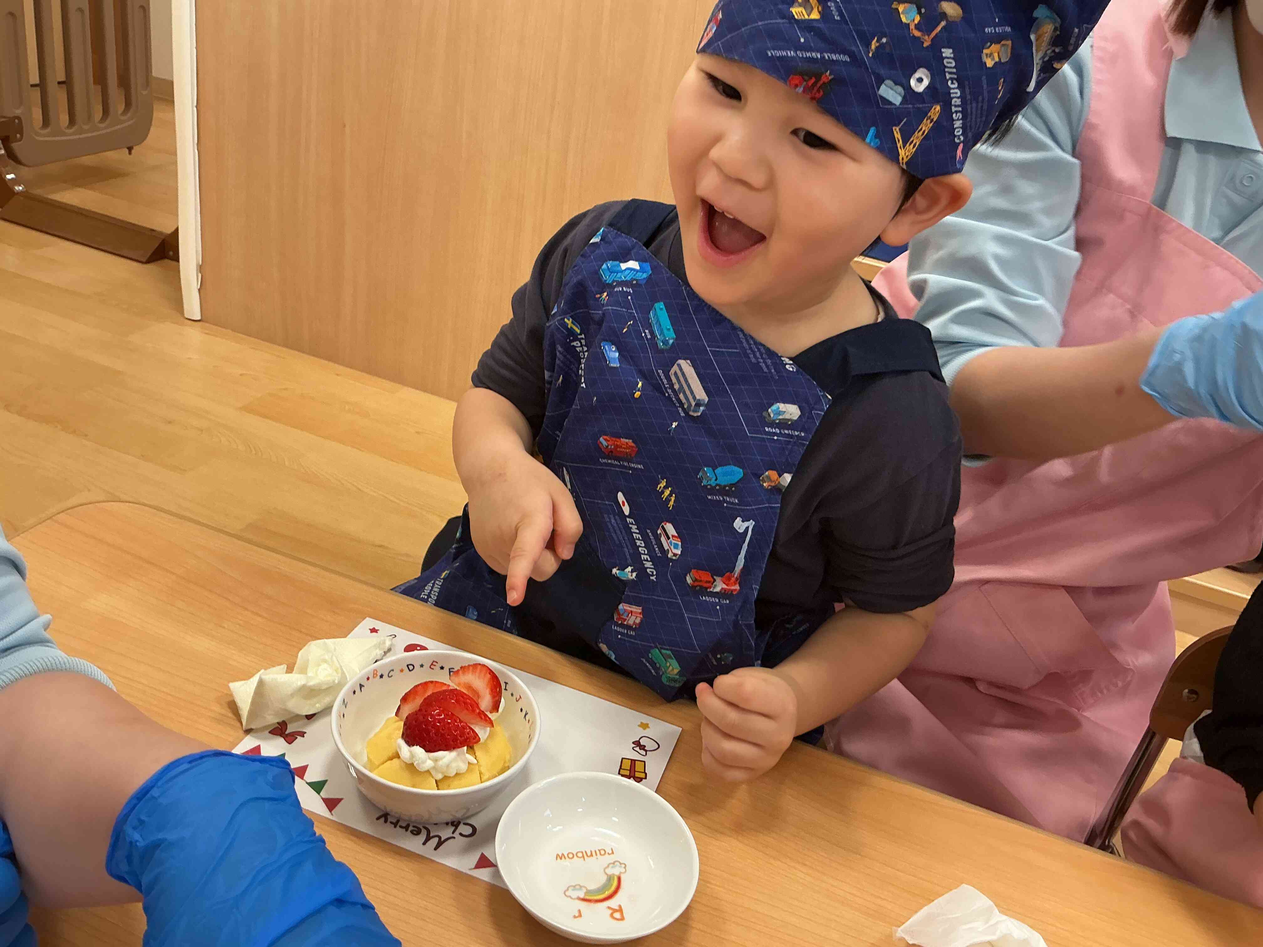 ぼくがイチゴのせたんだよ！