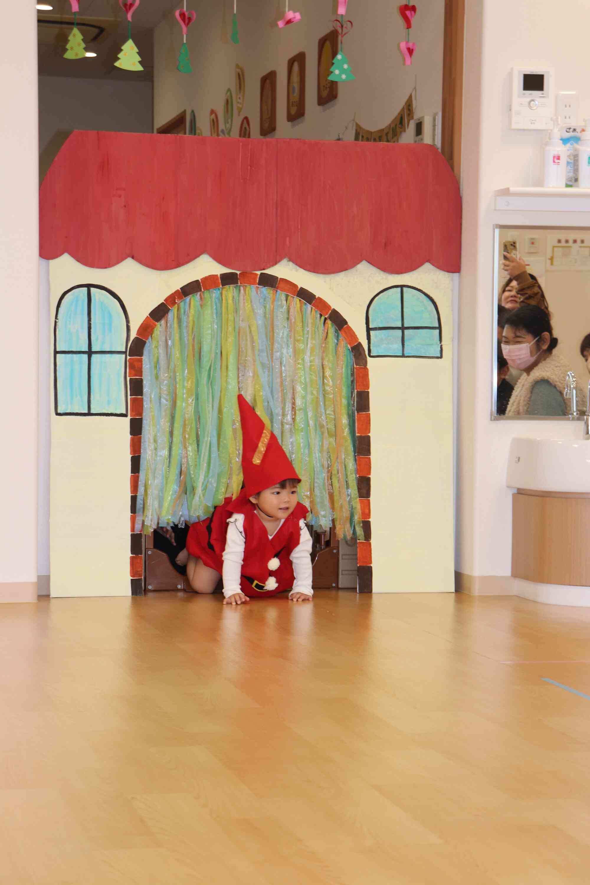 ハイハイで登場です♪