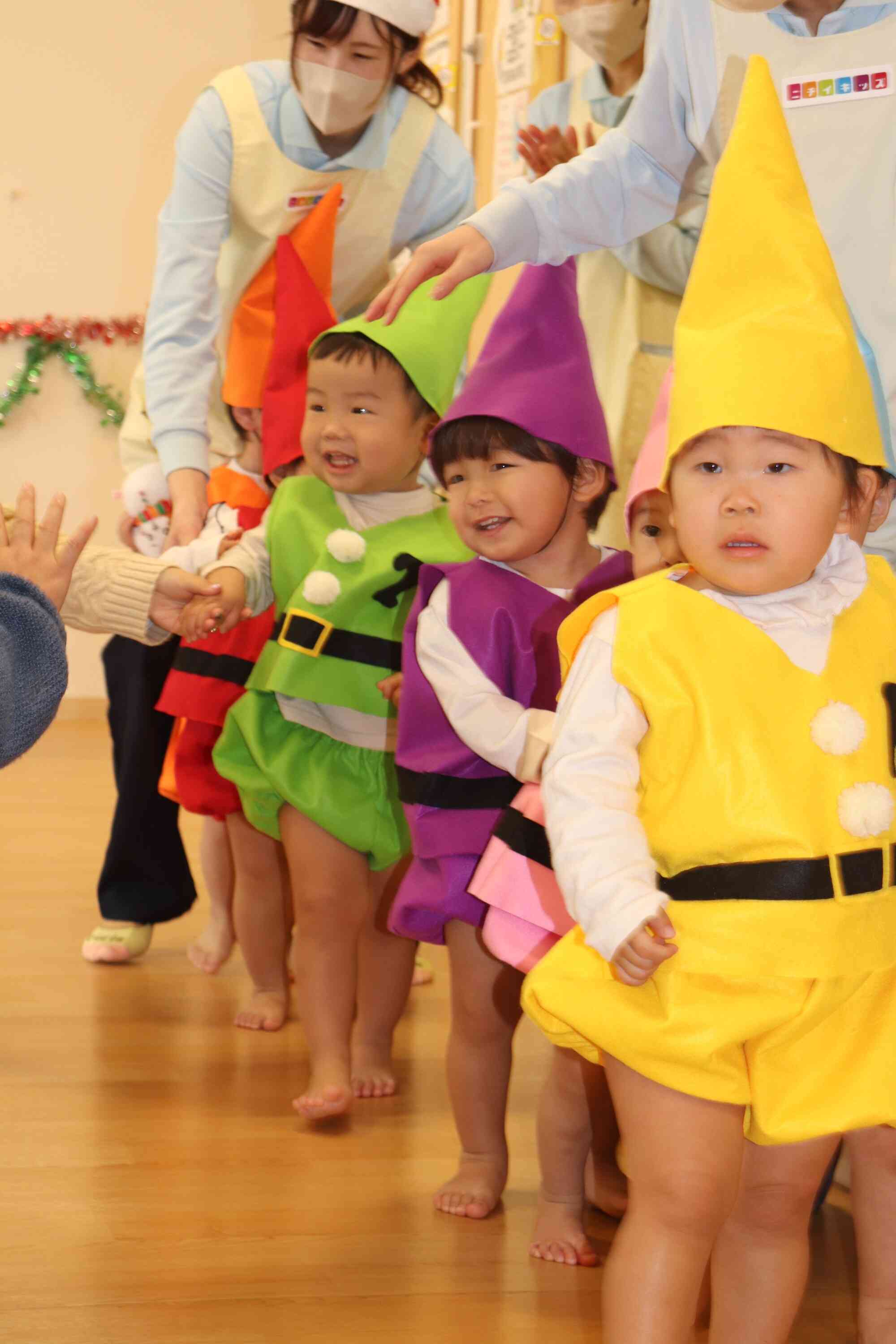 お父さん、お母さんの顔を見てニコリ。