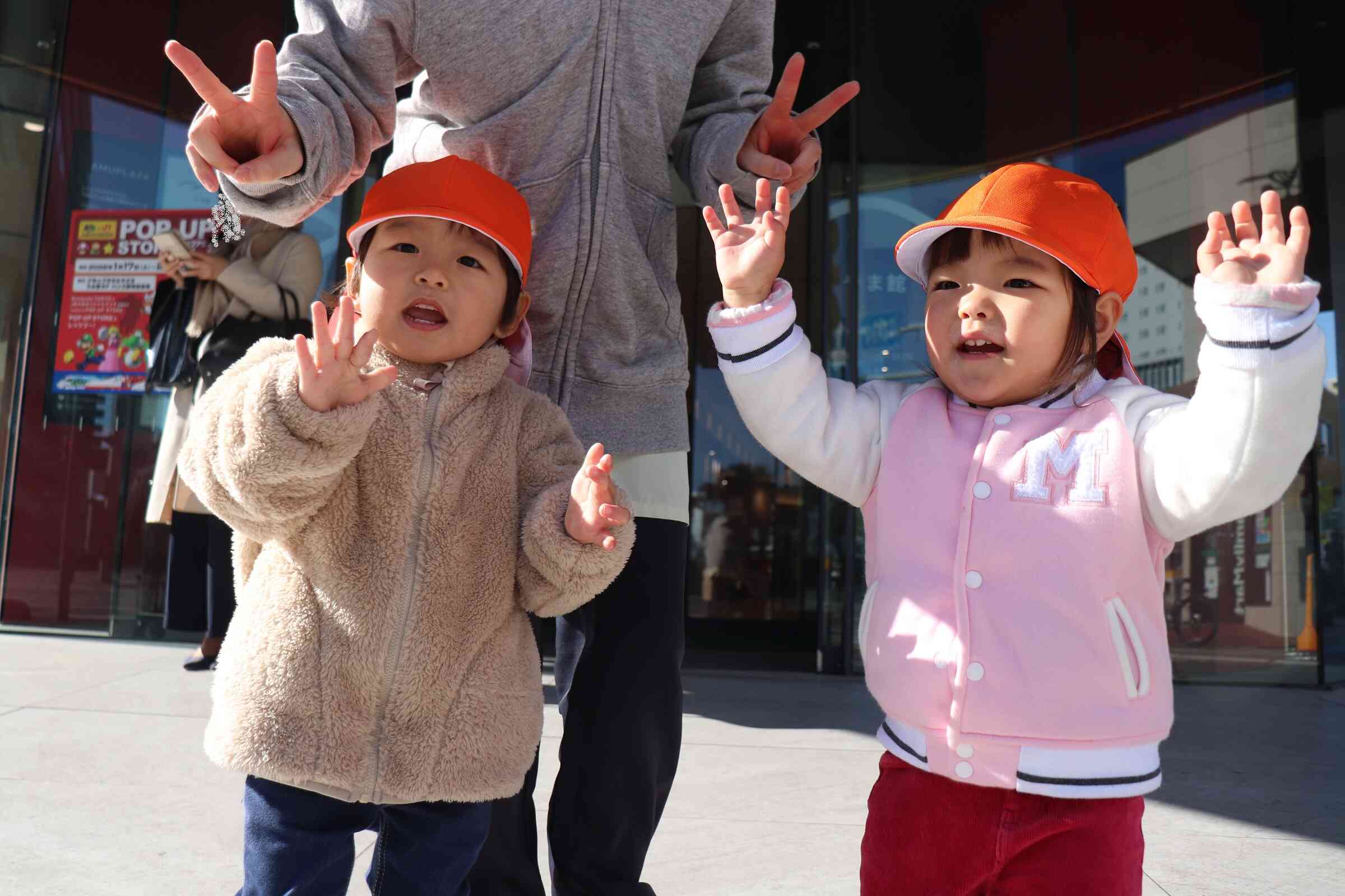 スーパーの前でポーズ♪