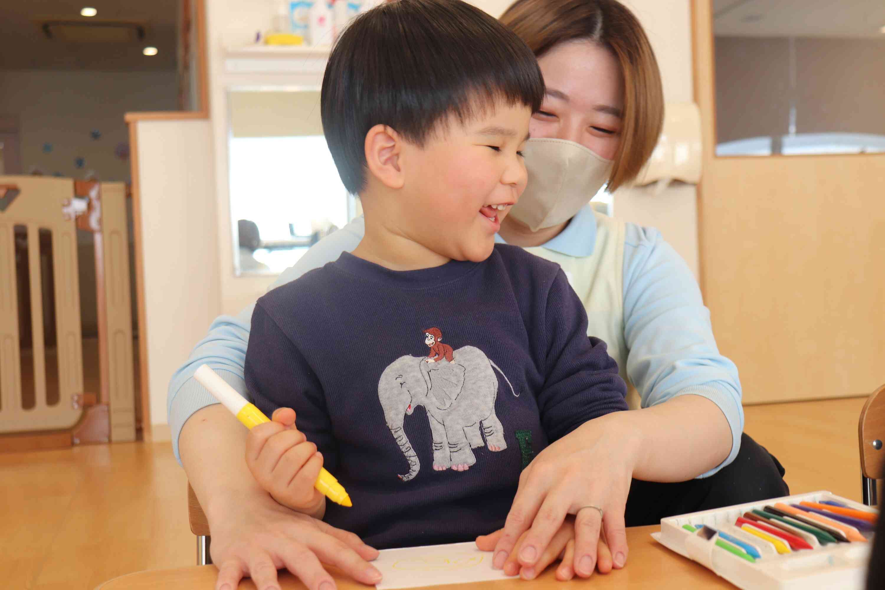 お絵描きやシール貼りも大好き！